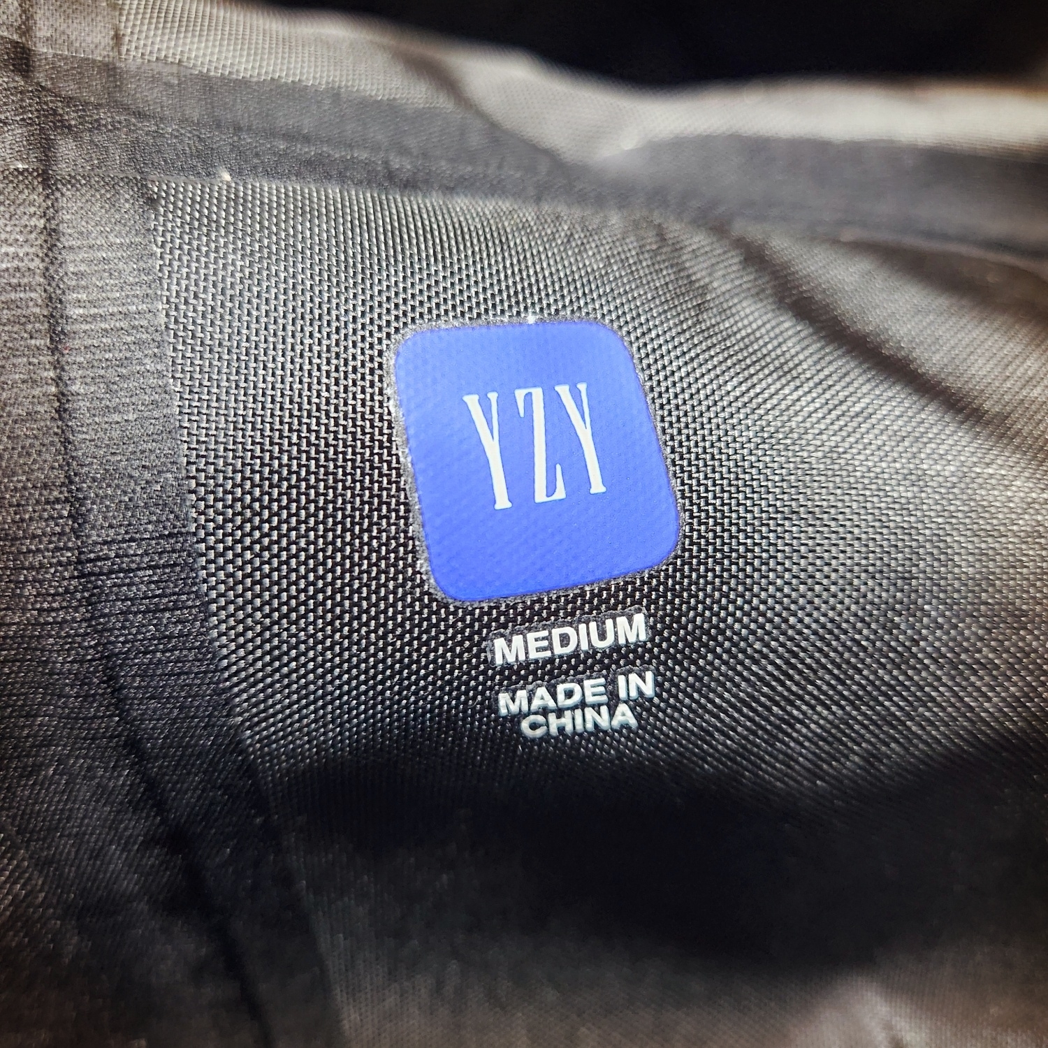 Yeezy Gap Engineered By Balenciaga T-Cut Parka Black 착용 스타일 - 3