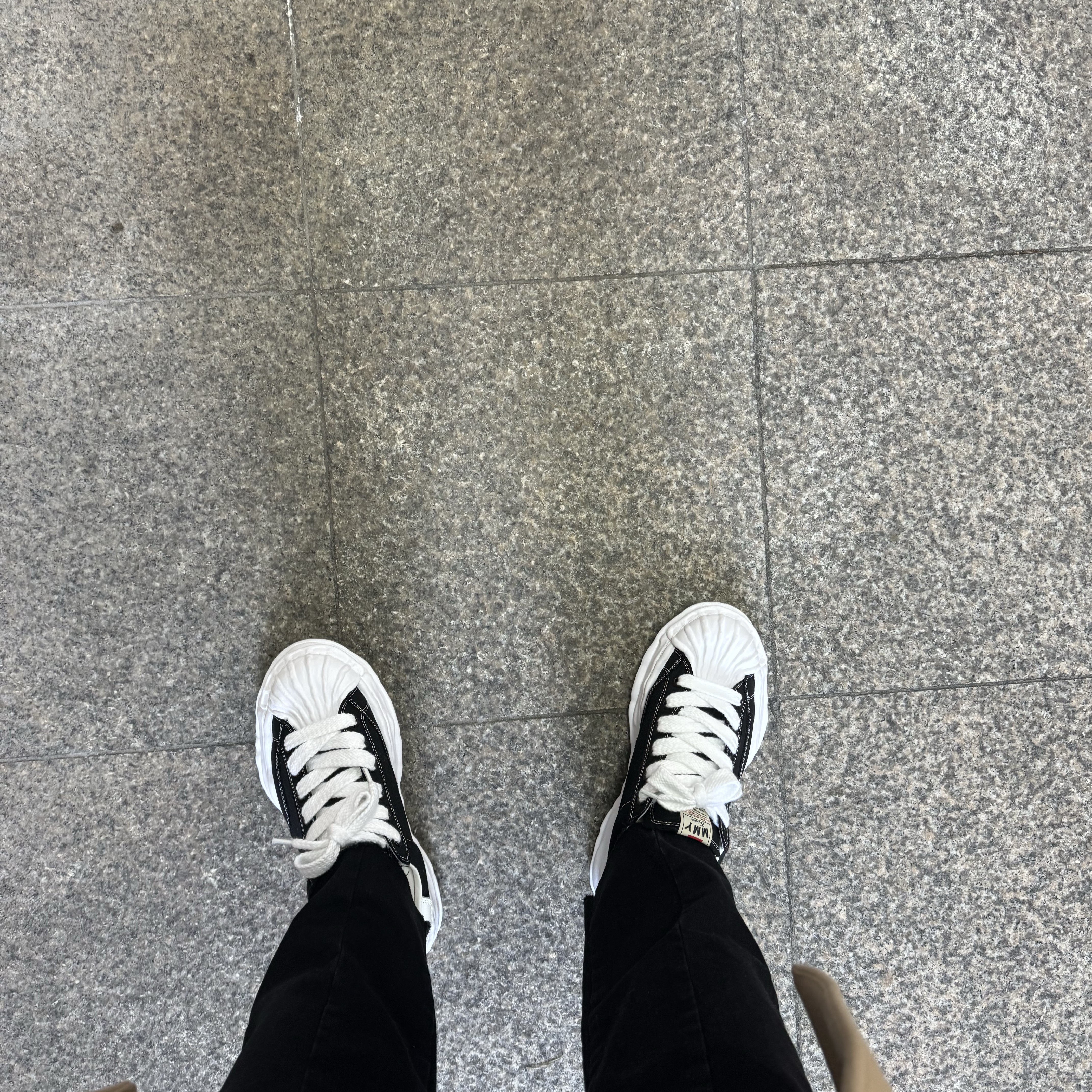 Nike Cable Knit LS Sweater Rattan - Asia, Maison Mihara Yasuhiro Blakey OG Sole Canvas Low-top Sneakers Black White 착용 스타일 - 1
