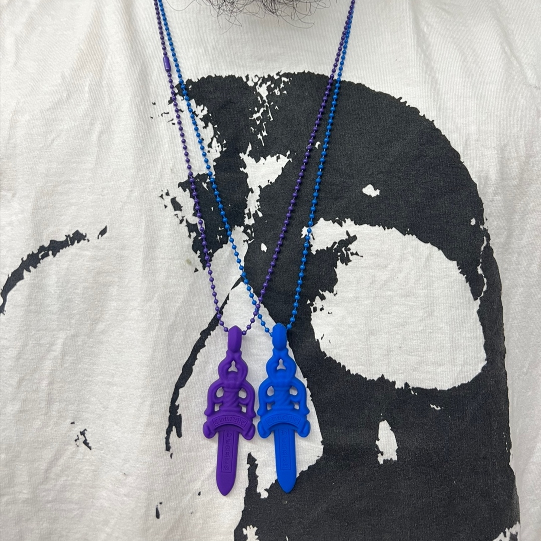 Chrome Hearts Silichrome Dagger Pendant Blue 2023, Chrome Hearts Silichrome Dagger Pendant Purple 2023 착용 스타일