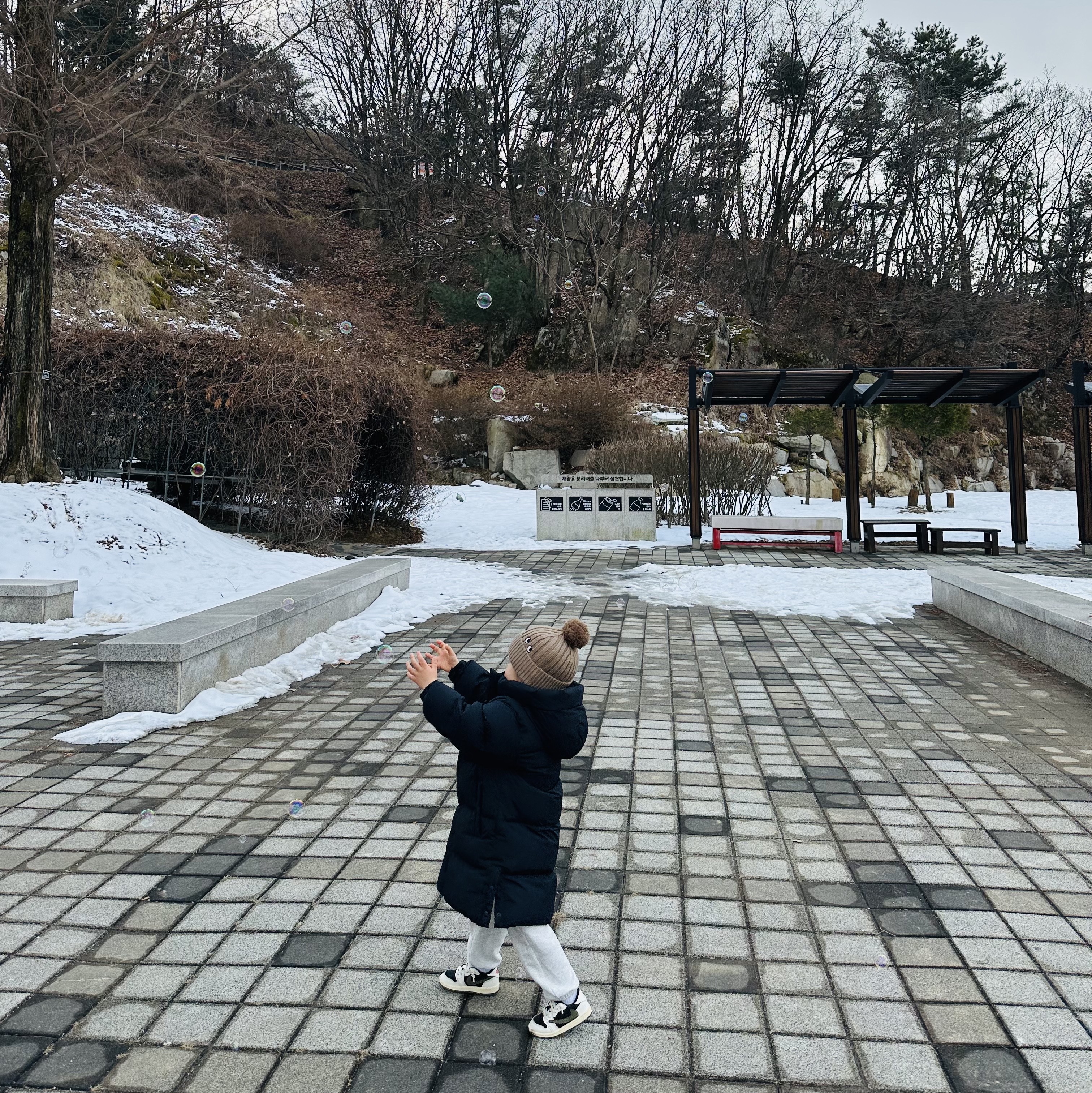 (Kids) Uniqlo x Anya Hindmarch Heattech Knitted Cap Beige, (TD) Jordan 1 x Travis Scott Retro Low OG SP Medium Olive 착용 스타일 - 1