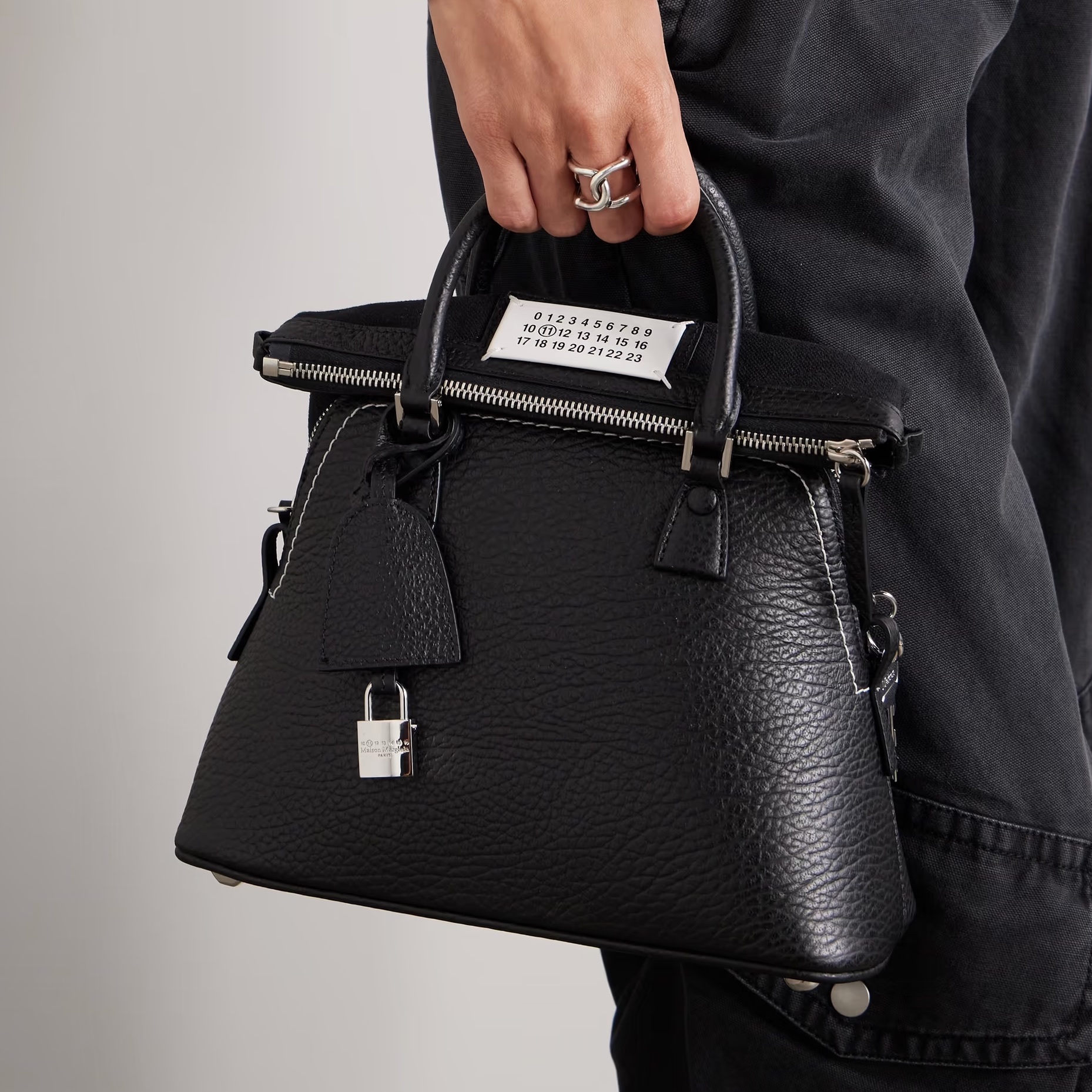 (W) Maison Margiela Tabi Ballet Flat Shoes Black, Maison Margiela 5AC Micro Bag Black 착용 스타일 - 7