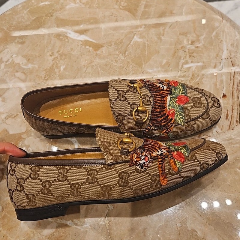 (W) Gucci Jordaan Tiger Emboridered GG Loafer Beige Ebony 착용 스타일 - 2