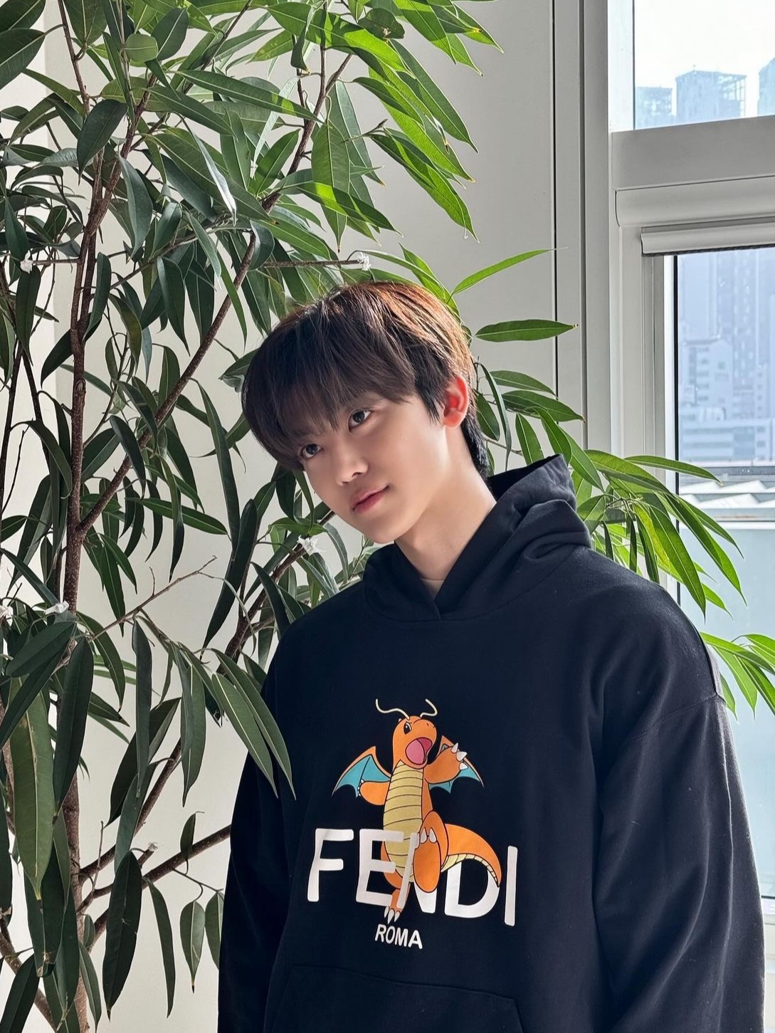 Fendi x Fragment x Pokemon Sweatshirt Black 착용 스타일 - 5