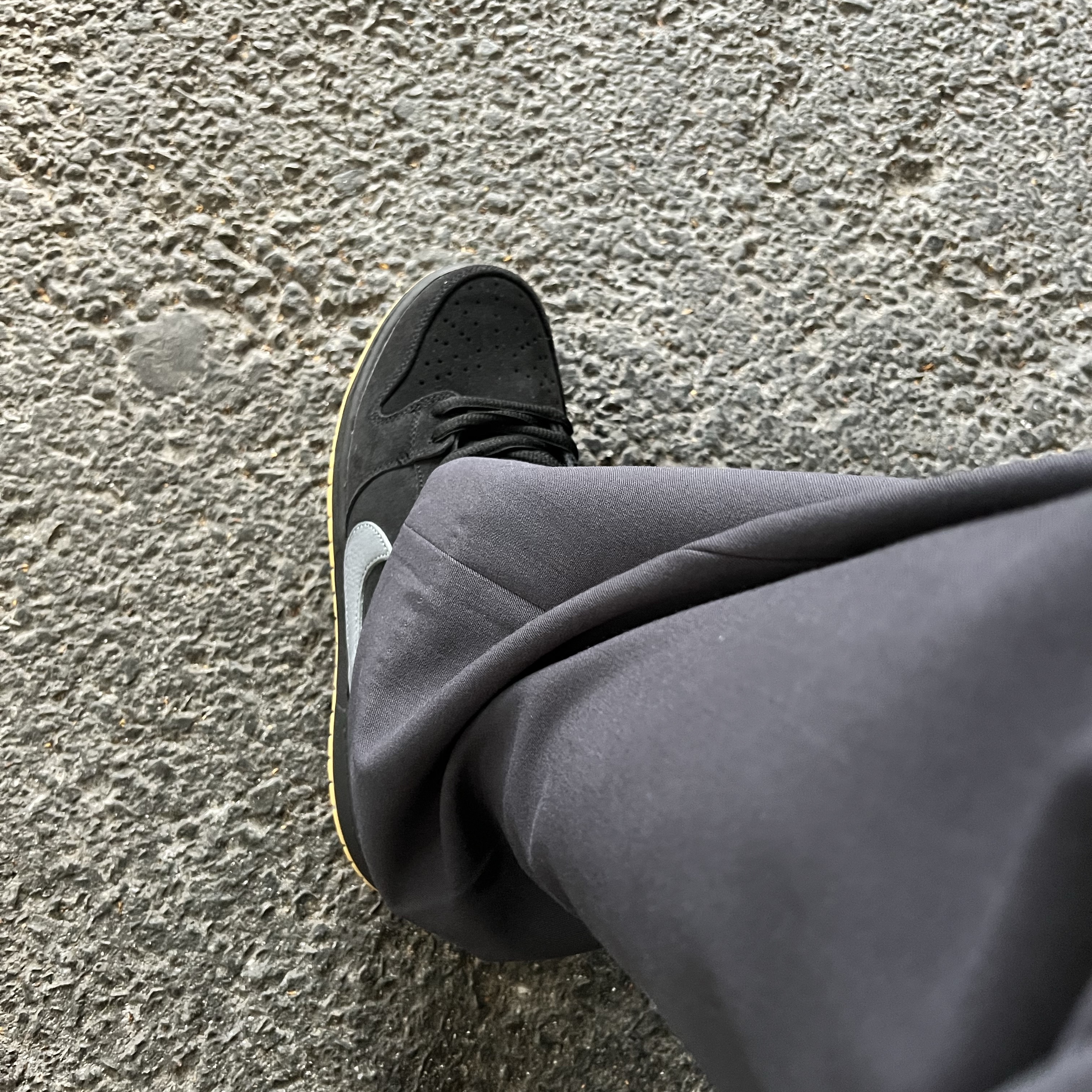 Nike SB Dunk Low Pro Black Cool Grey 착용 스타일 - 4