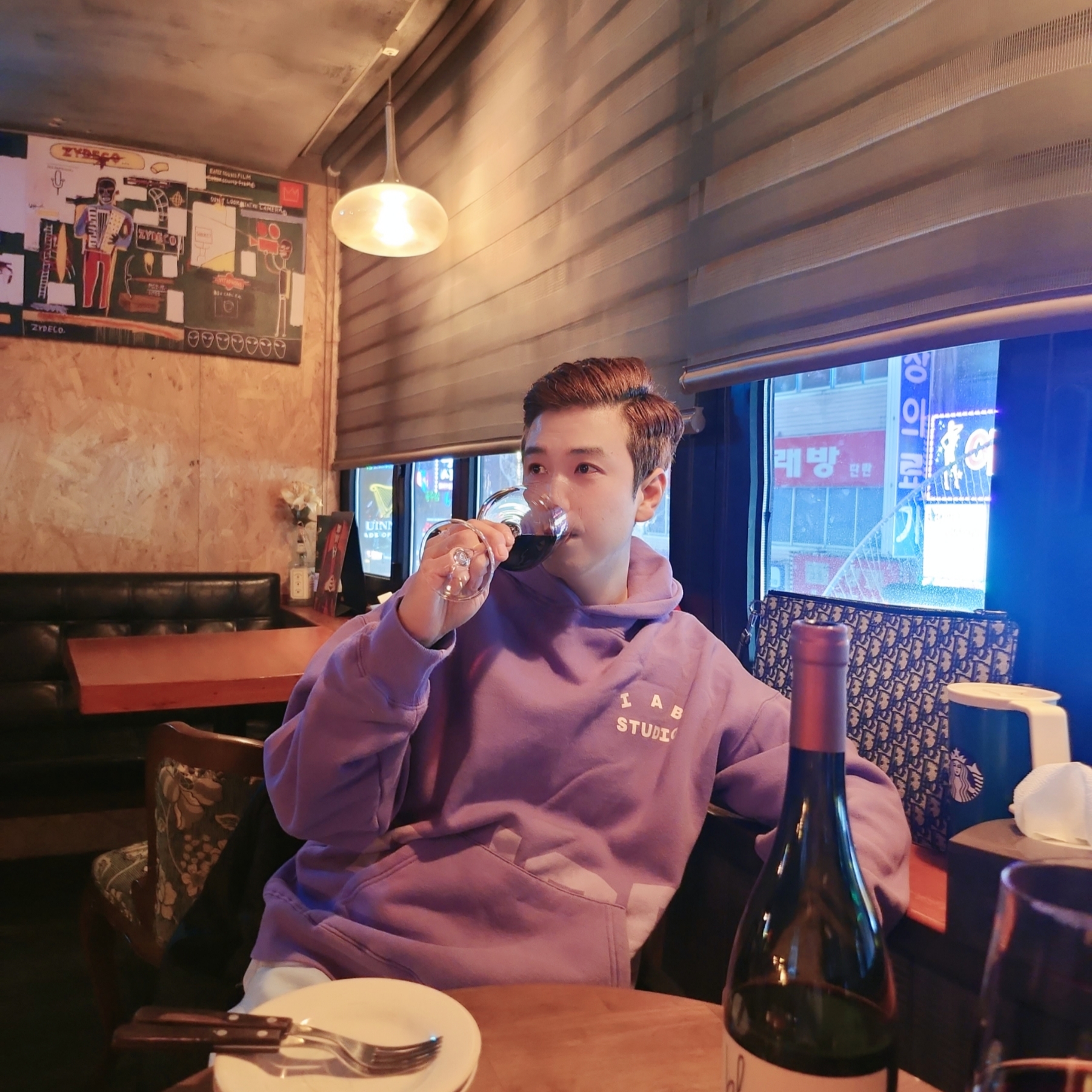 Dior A4 Pouch Beige & Black Dior Oblique Jacquard, IAB Studio x Thor Hoodie Purple 착용 스타일