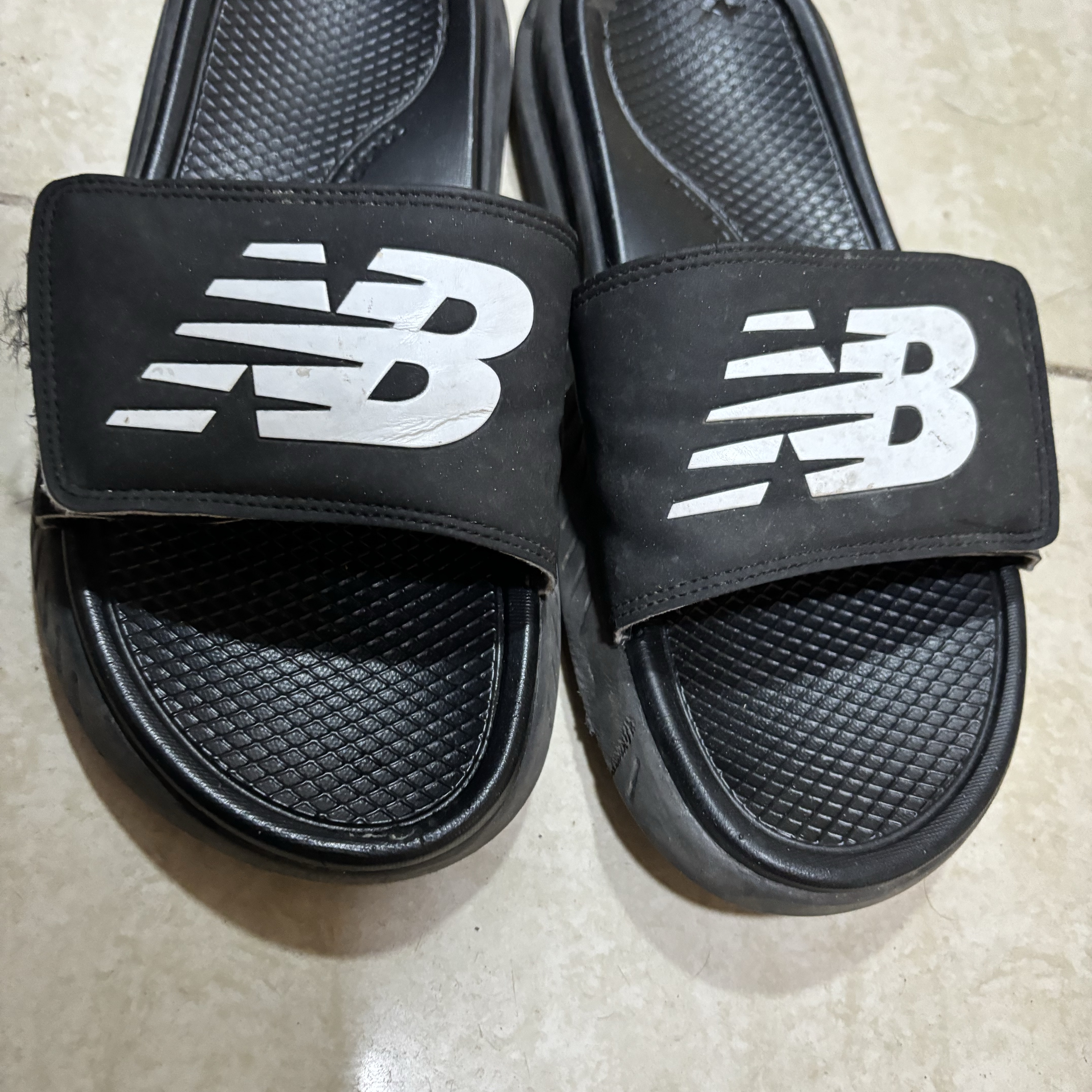 New Balance Cushioning Slide Black 착용 스타일