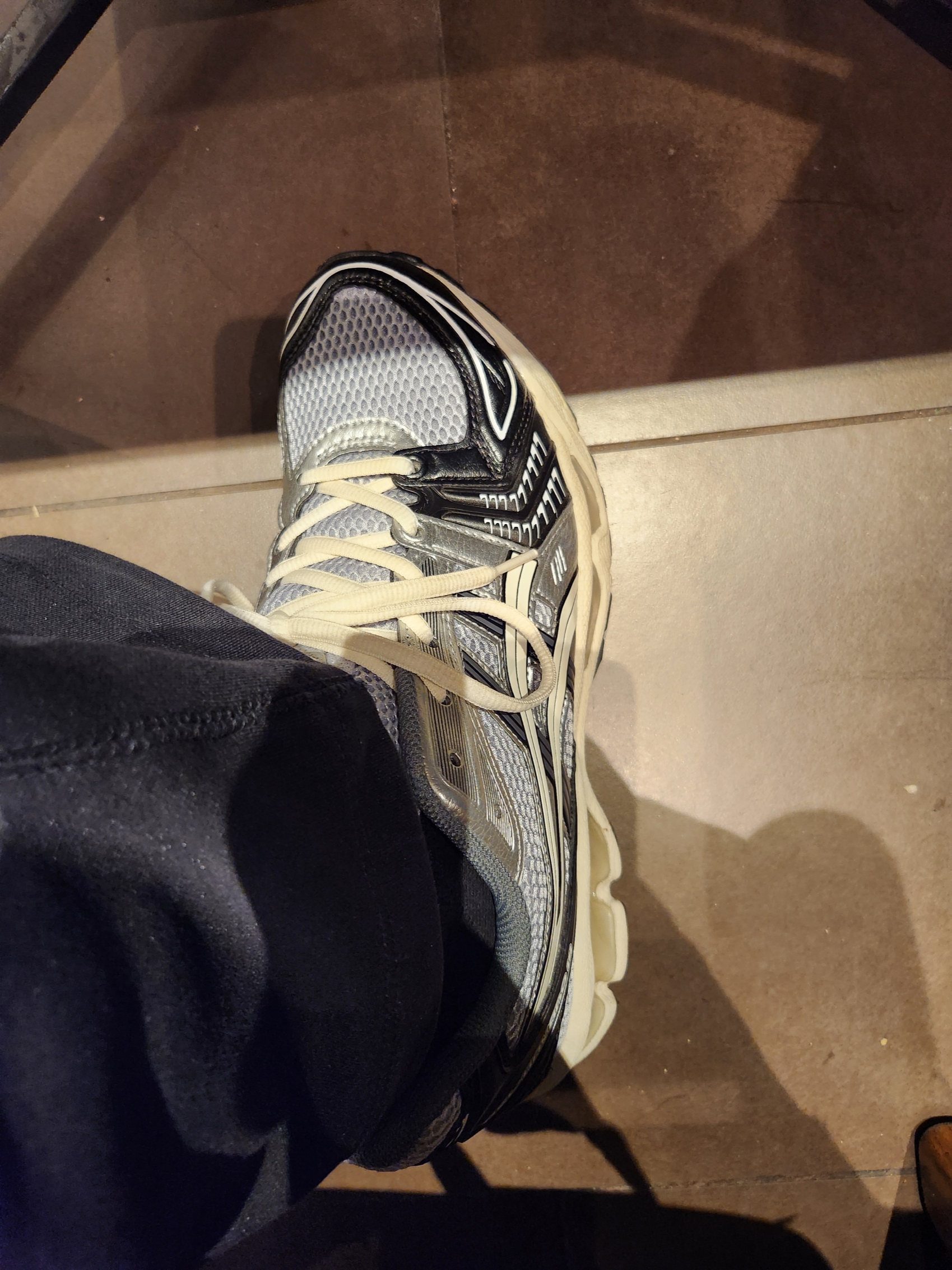 Asics Gel-Kayano 14 Black Glacier Grey 착용 스타일