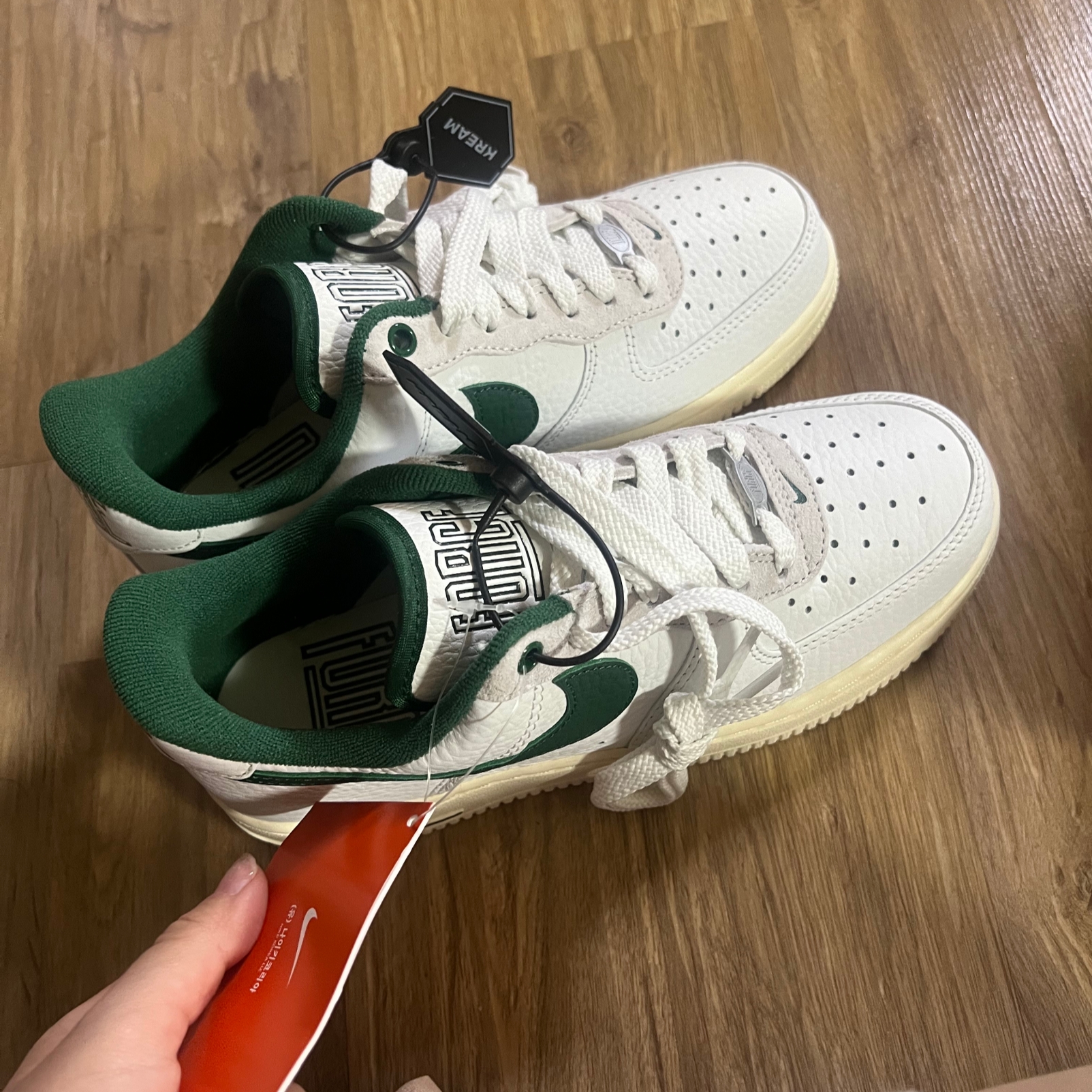 (W) Nike Air Force 1 '07 LX Summit White Gorge Green 착용 스타일 - 1