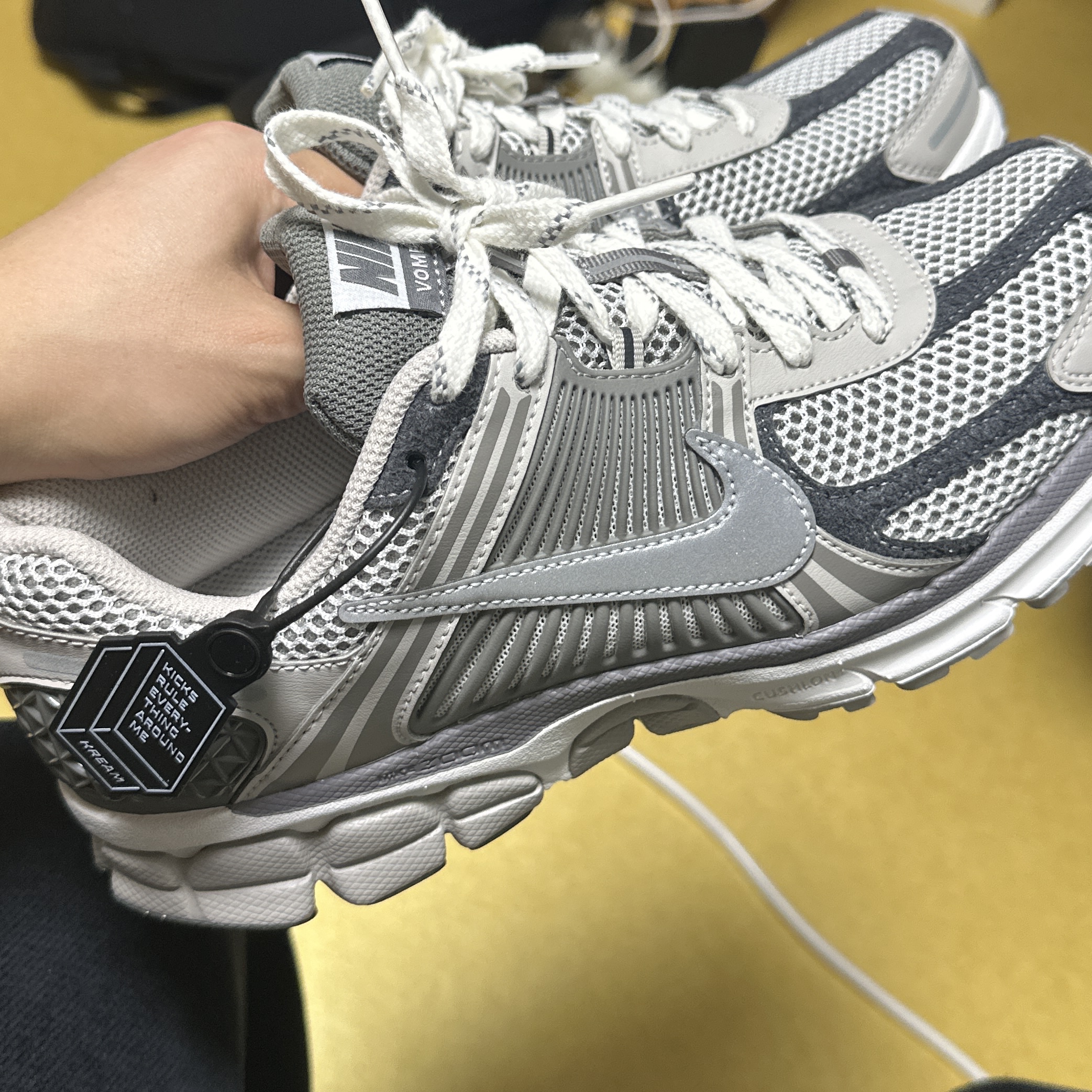 Nike Zoom Vomero 5 PRM Light Iron Ore and Flat Fewter 착용 스타일