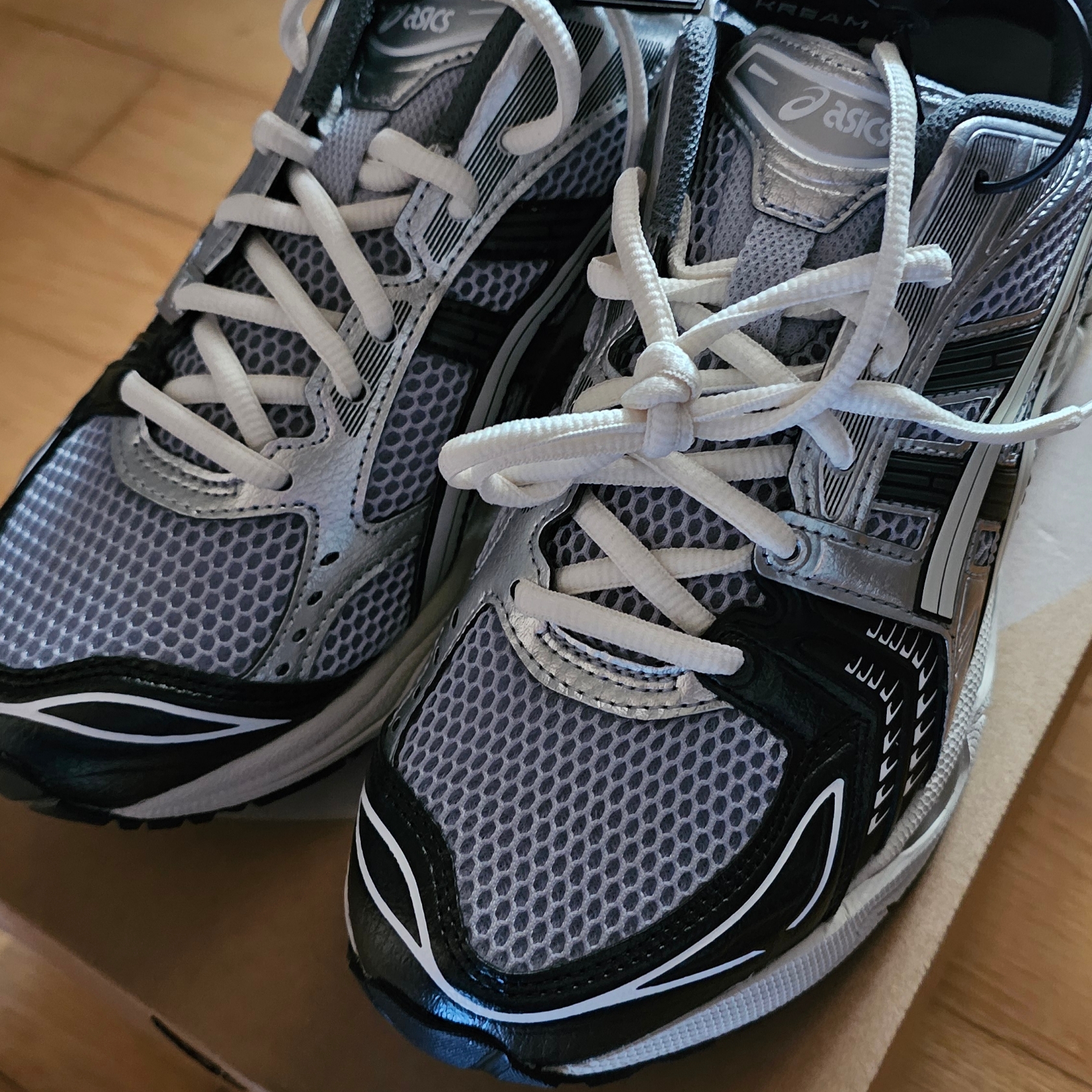 Asics Gel-Kayano 14 Black Glacier Grey 착용 스타일