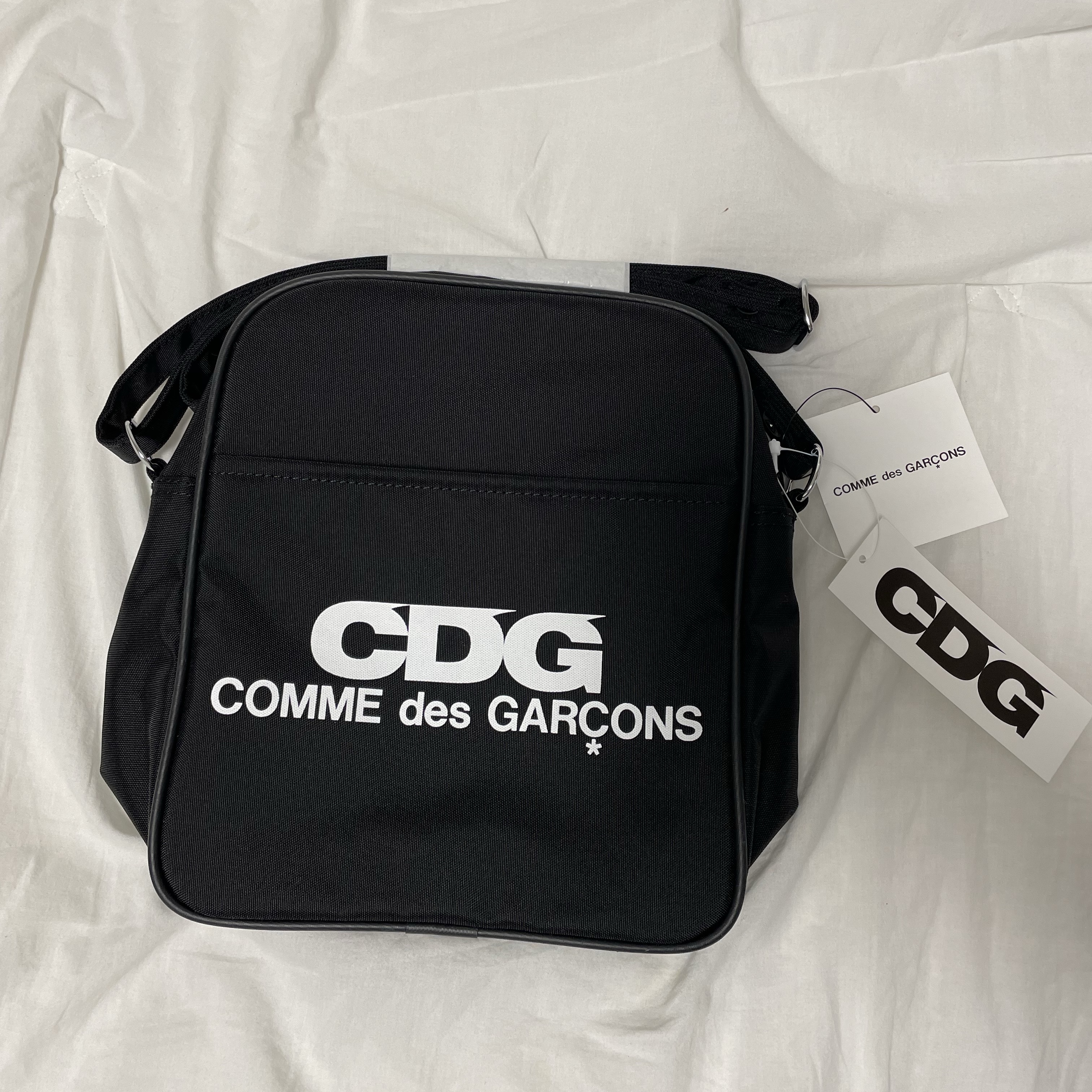 CDG Shoulder Bag Black 착용 스타일