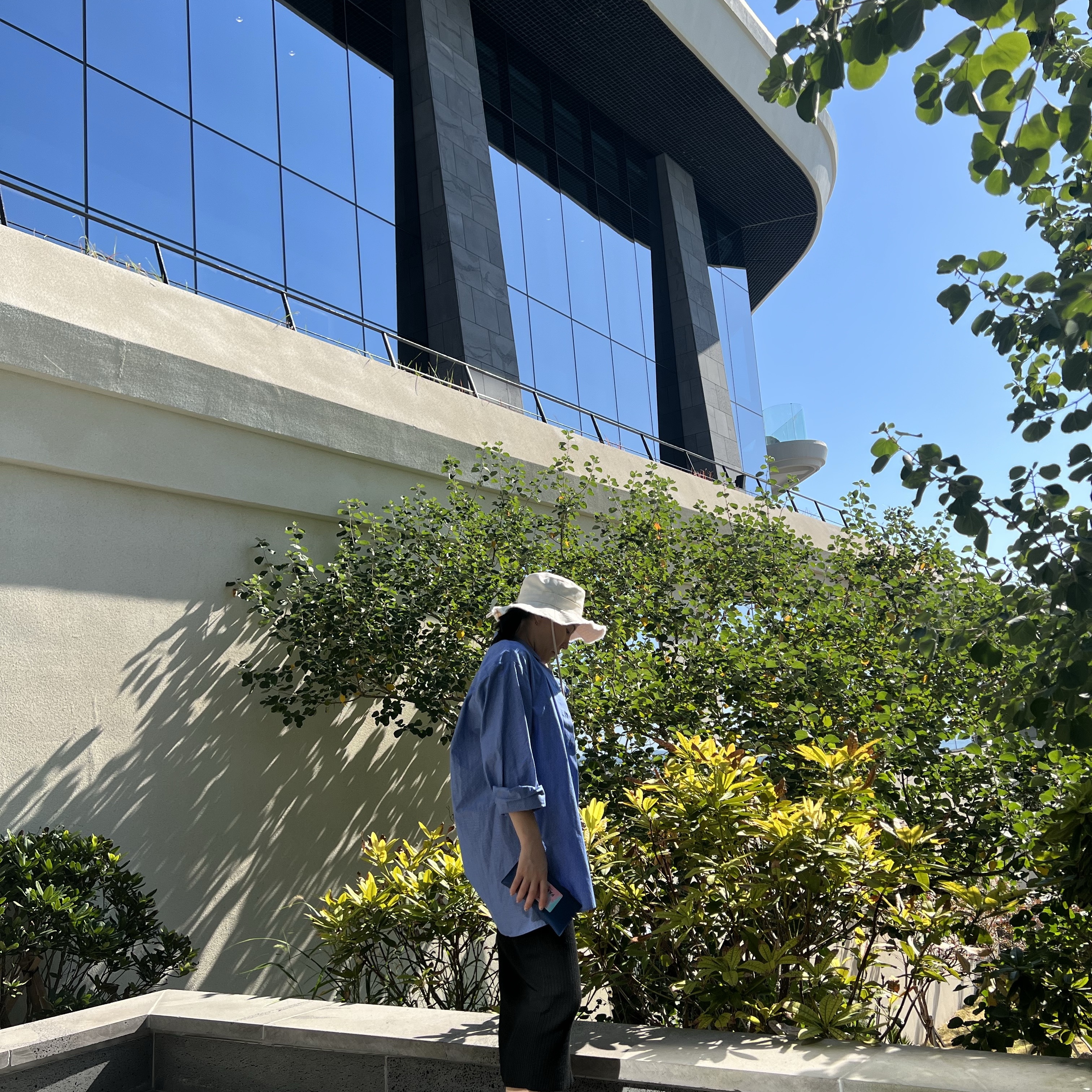 Safarispot Basic Damage Washing Denim Sweatskirt Blue, Jacquemus Le Bob Artichaut Bucket Hat Off White 착용 스타일