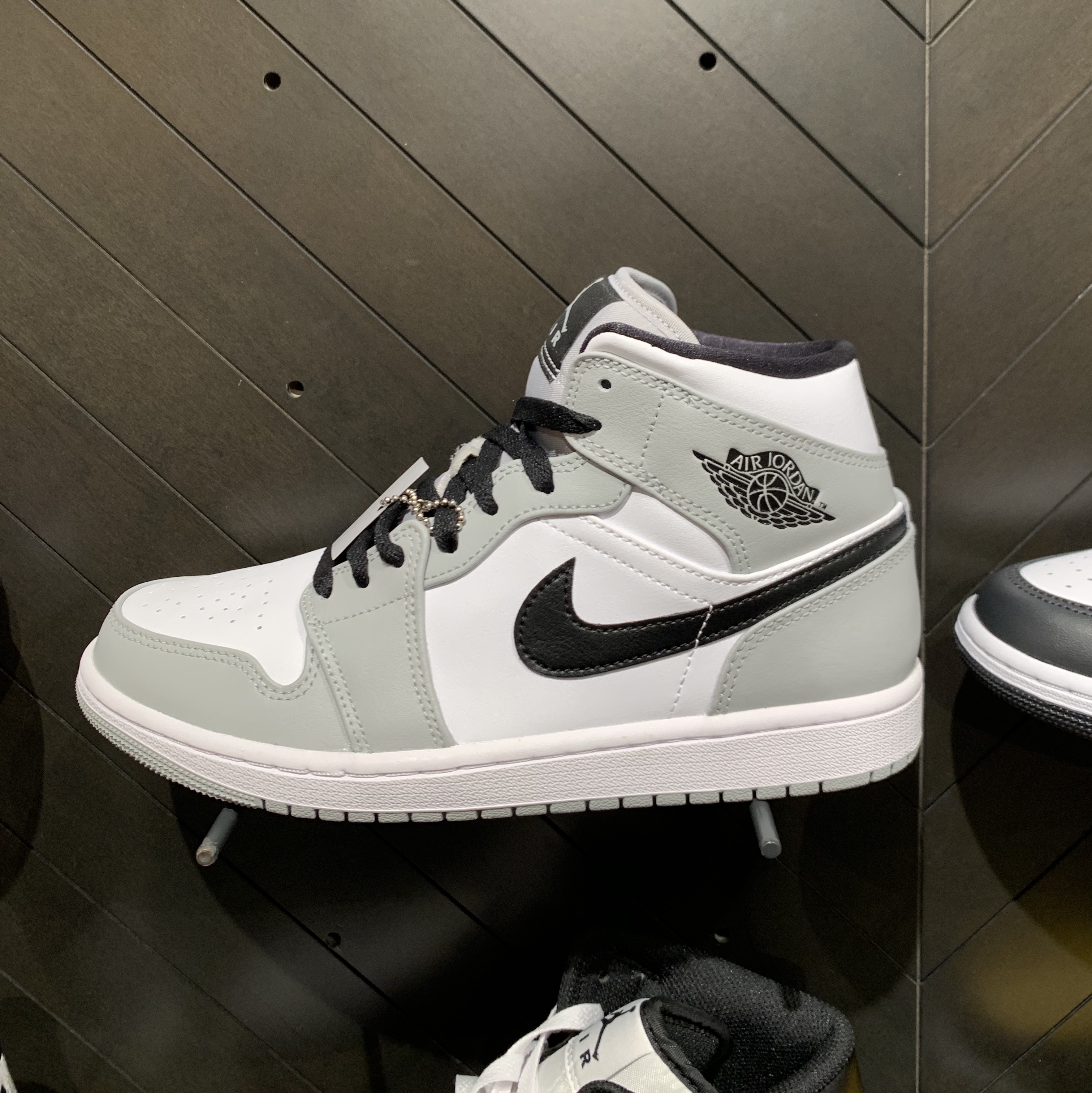 Jordan 1 Mid Light Smoke Grey 착용 스타일