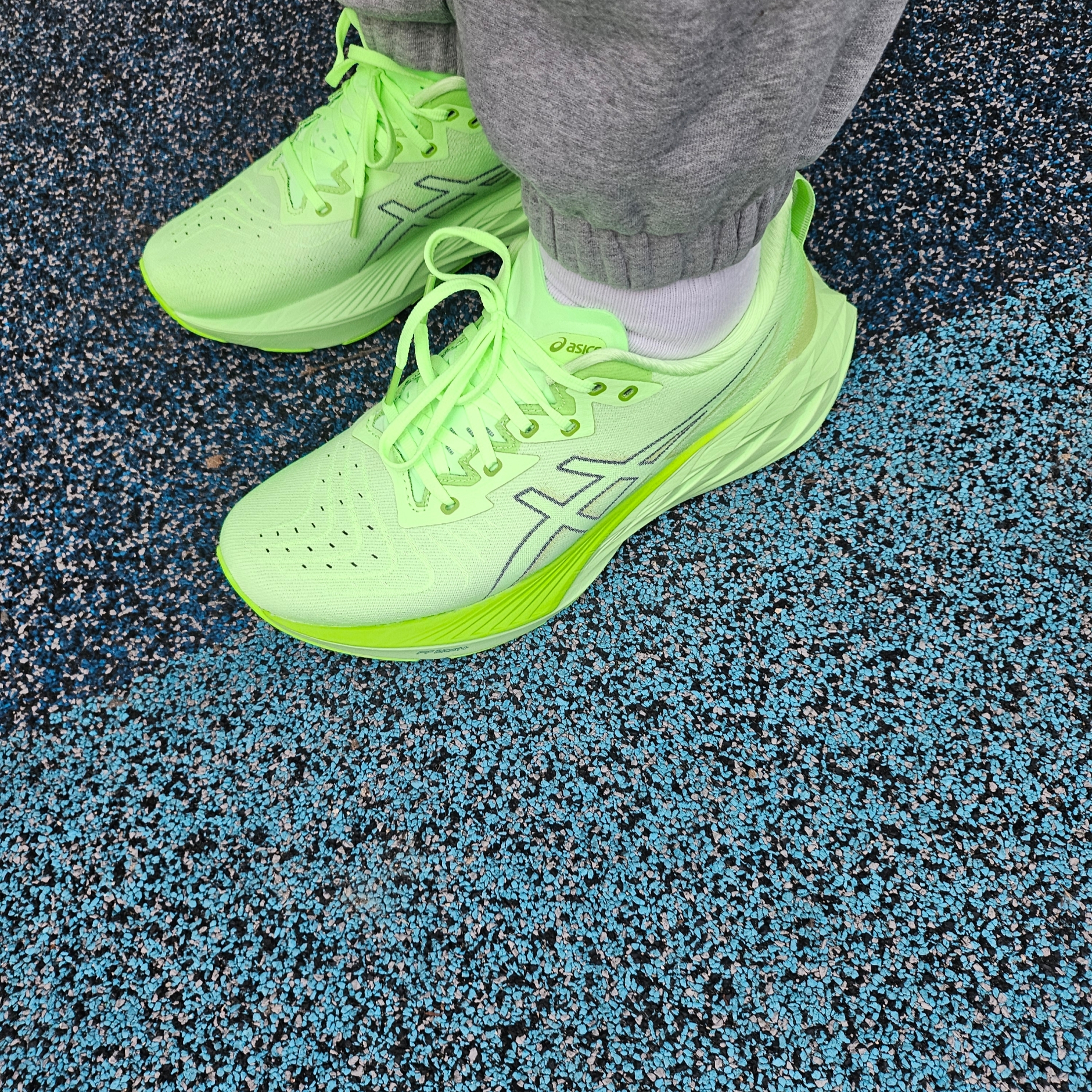 Asics Novablast 4 Illuminate Green Lime Burst 착용 스타일
