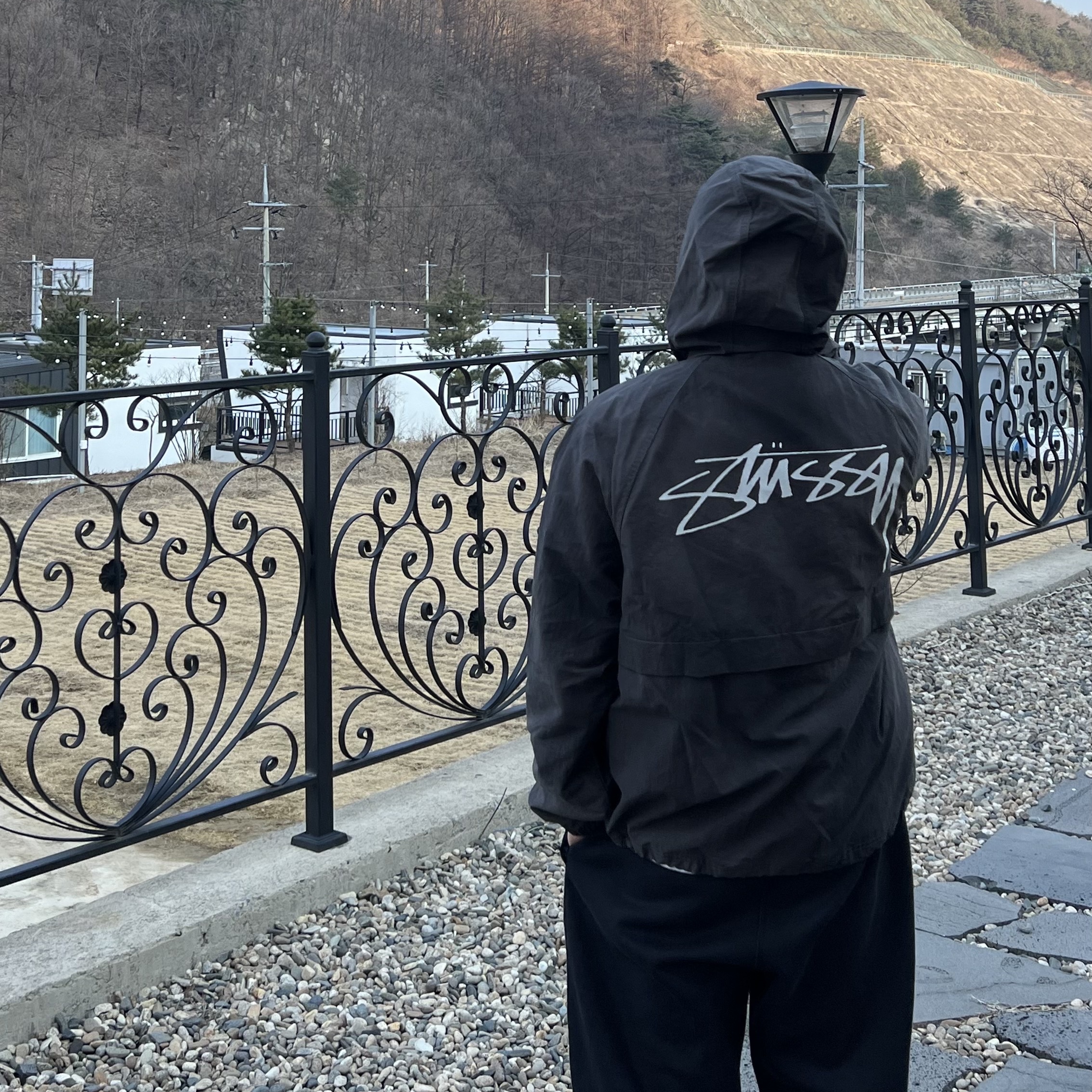 Stussy Wave Dye Beach Shell Jacket Black, Nike x Stussy NRG Washed Fleece Pants Black (DO5296-010) 착용 스타일