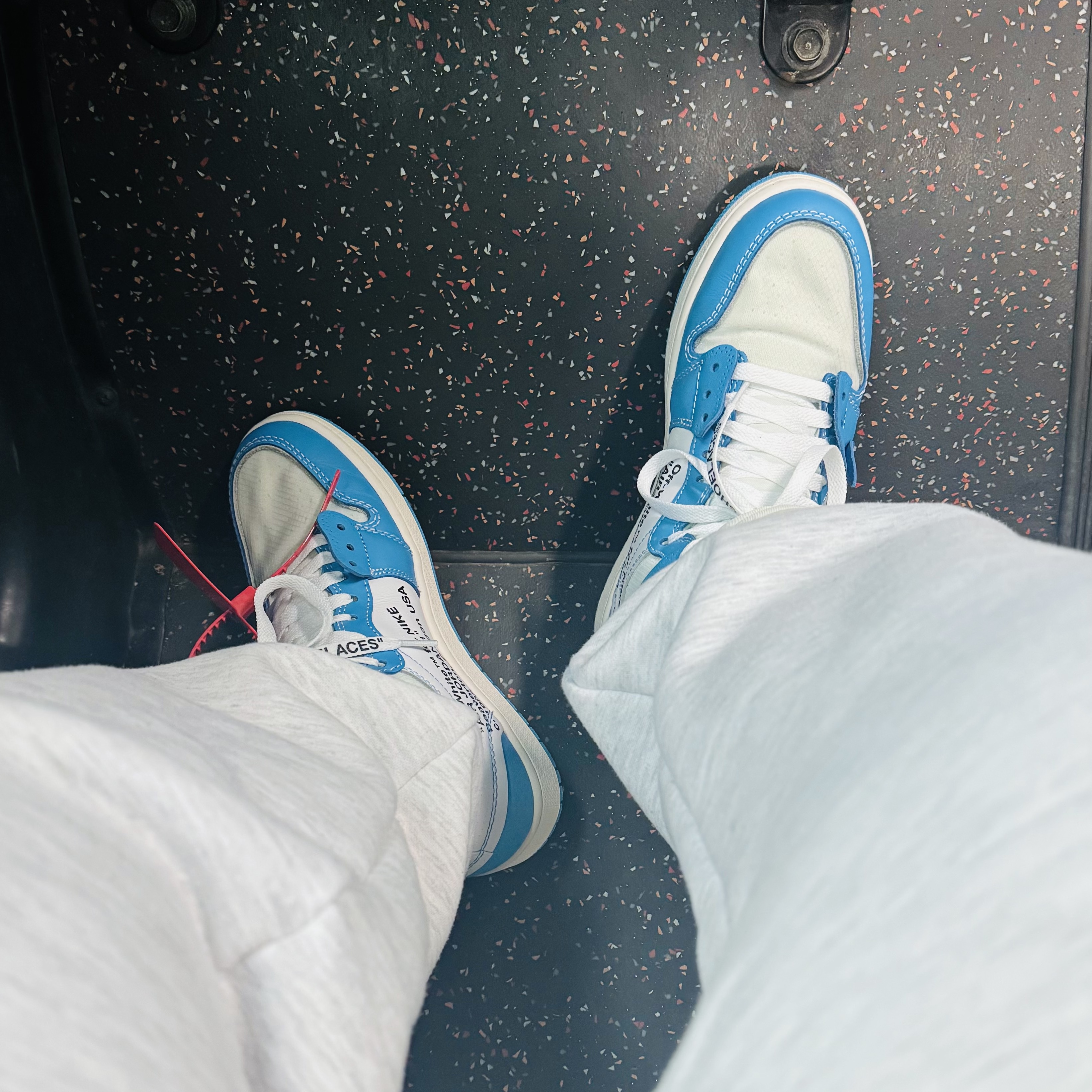 Jordan 1 x Off-White Retro High University Blue 착용 스타일