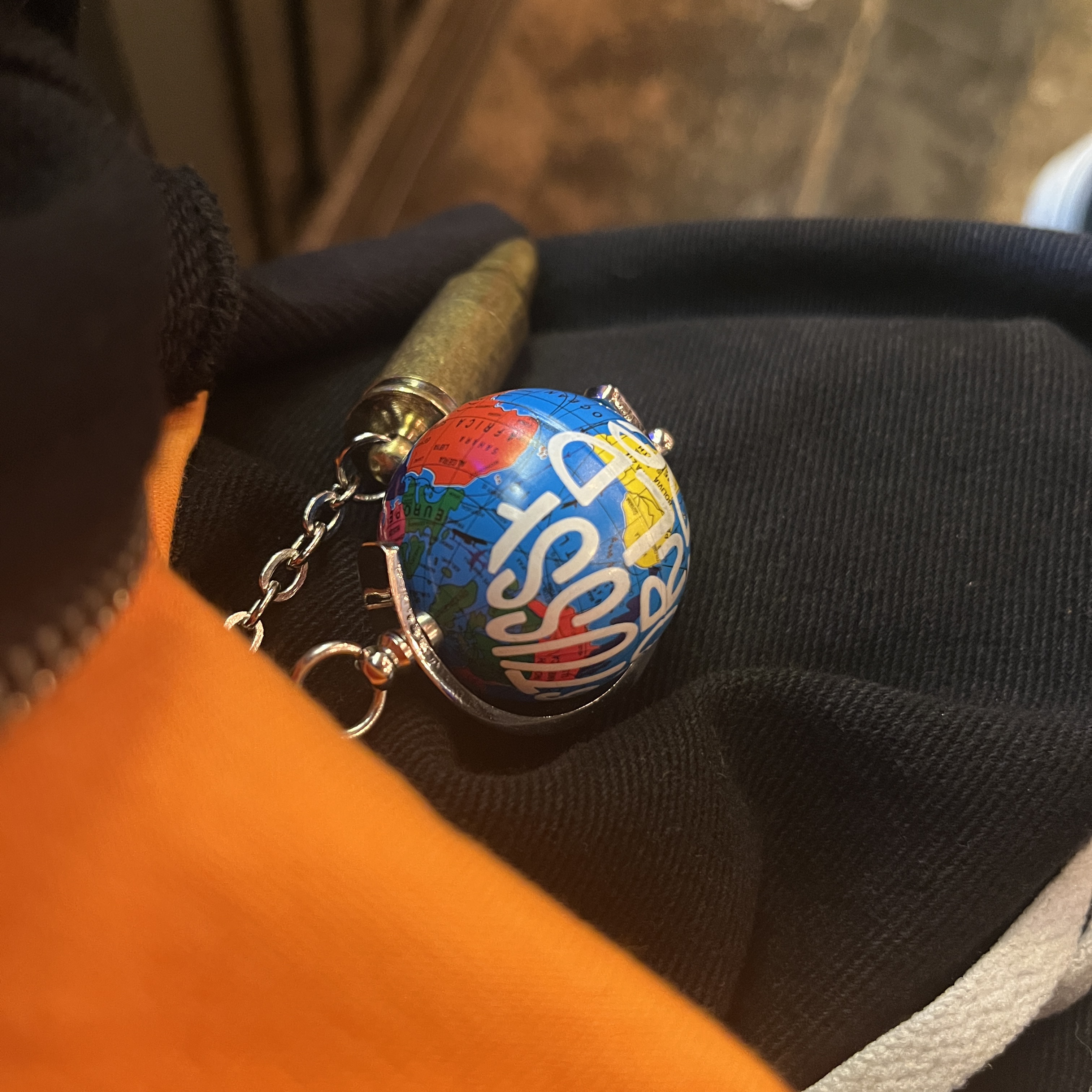 Stussy Globe Keychain Multi 착용 스타일