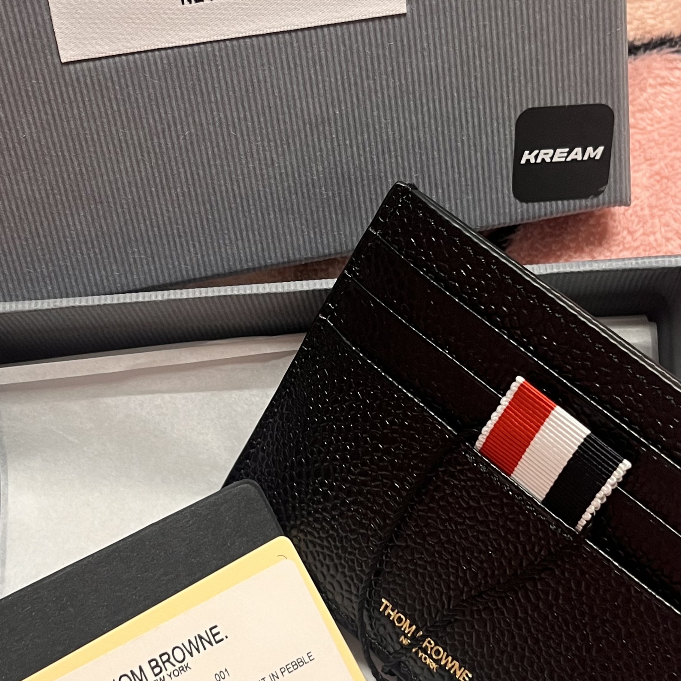 Thom Browne Pebble Grain Leather Stripe Note Compartment Card Holder Black 착용 스타일