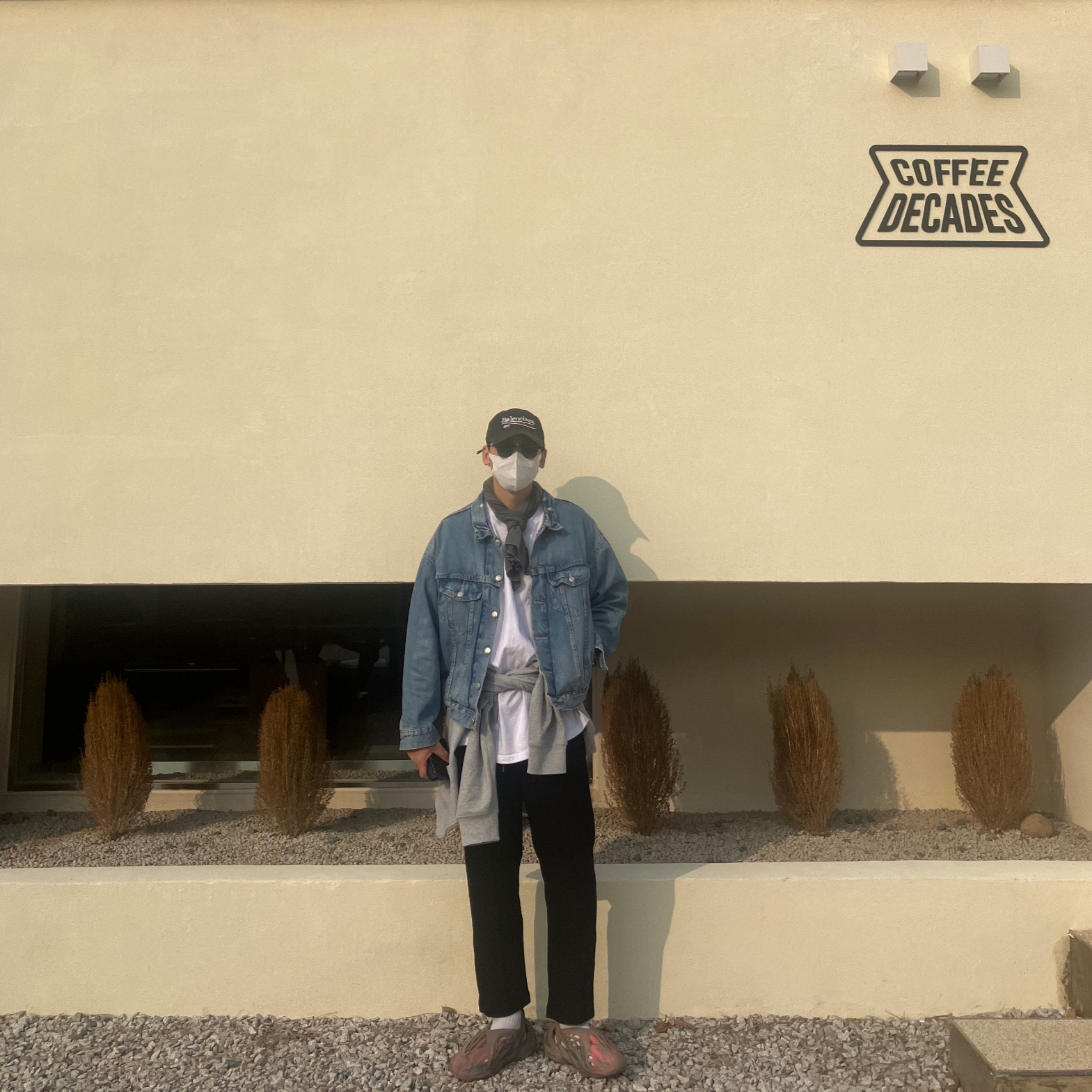 Adidas Yeezy Foam RNNR MX Sand Grey 착용 스타일