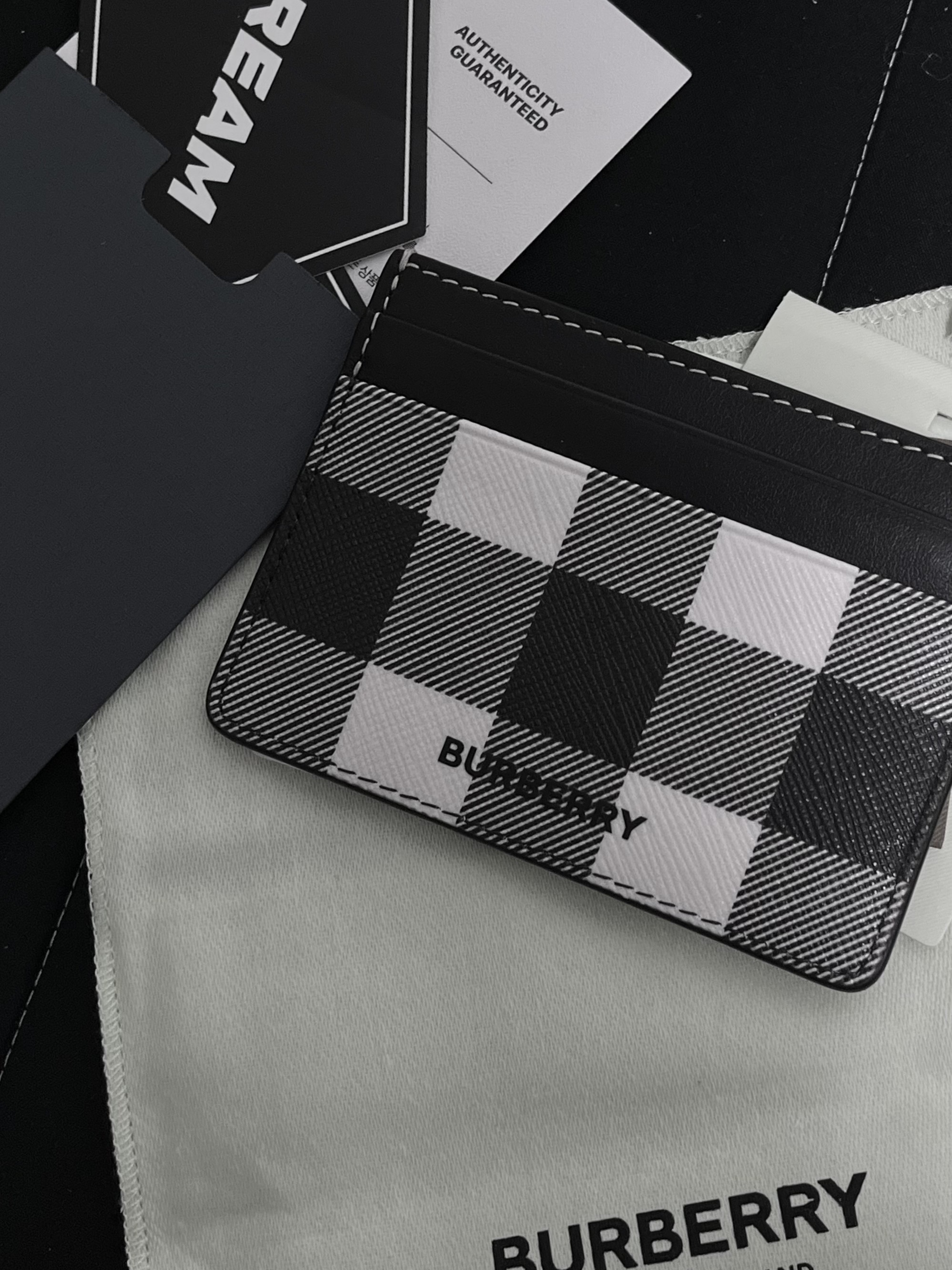Burberry Exaggerated Check and Leather Card Case Dark Birch Brown 착용 스타일