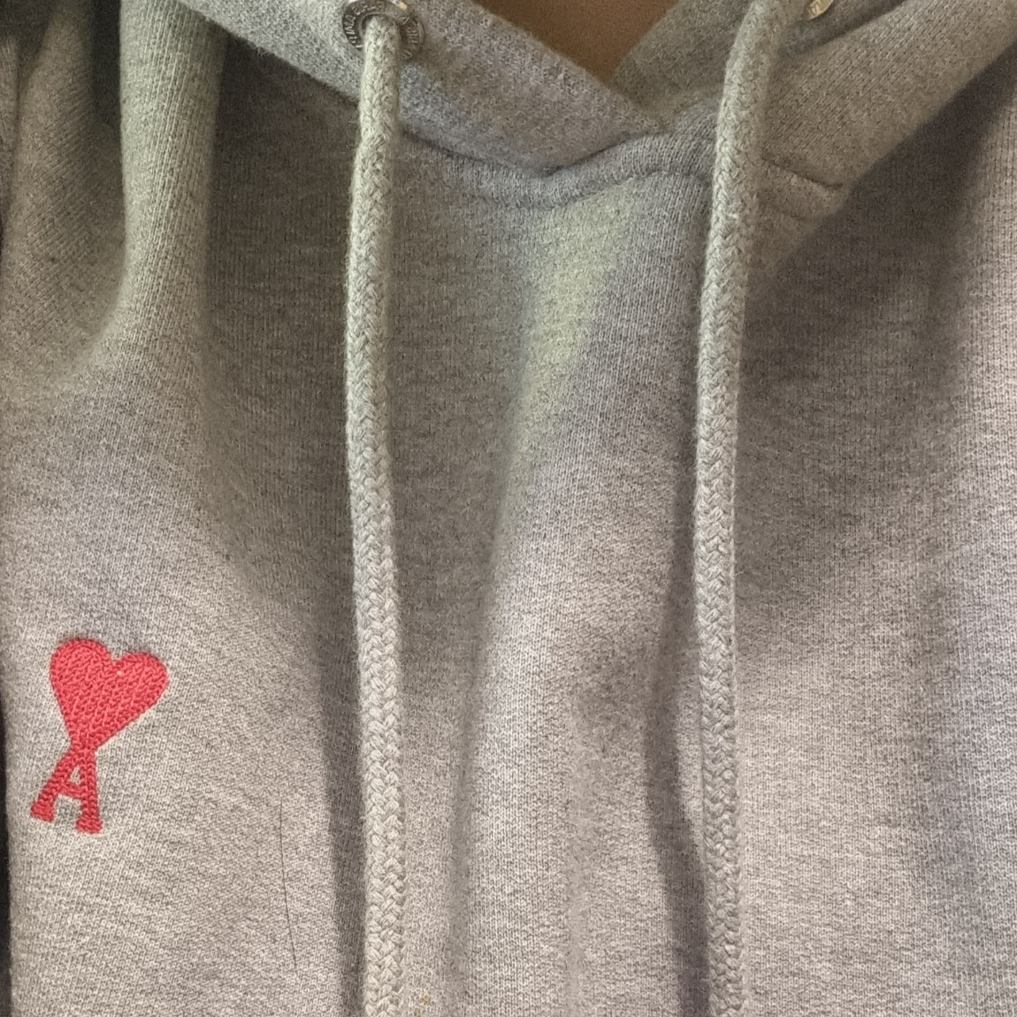 AMI de Coeur Hood Sweatshirt Heather Grey 착용 스타일