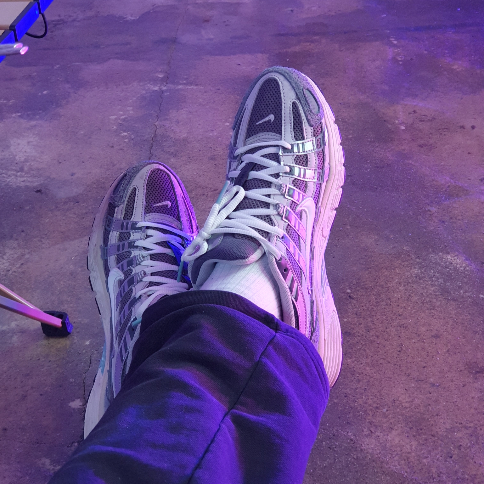 Nike P-6000 Flat Pewter Light Iron Ore 착용 스타일