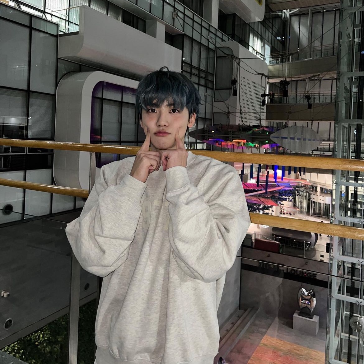 Essentials 1977 Crewneck Sweatshirt Light Oatmeal - 22SS 착용 스타일 - 3
