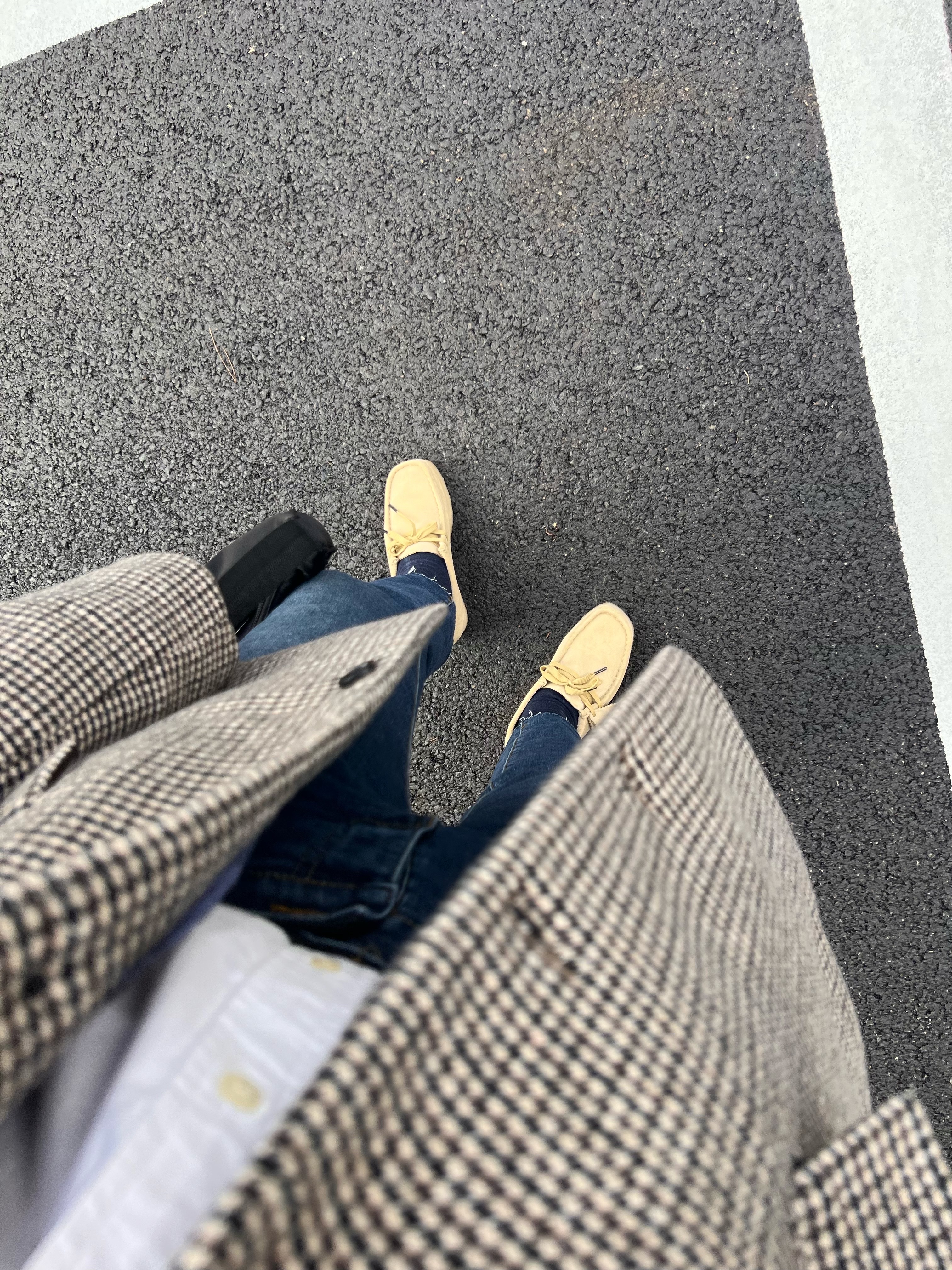(W) Clarks Wallabee Maple Suede, Prada Re-Edition 2000 Re-Nylon Mini Shoulder Bag Black 착용 스타일 - 1
