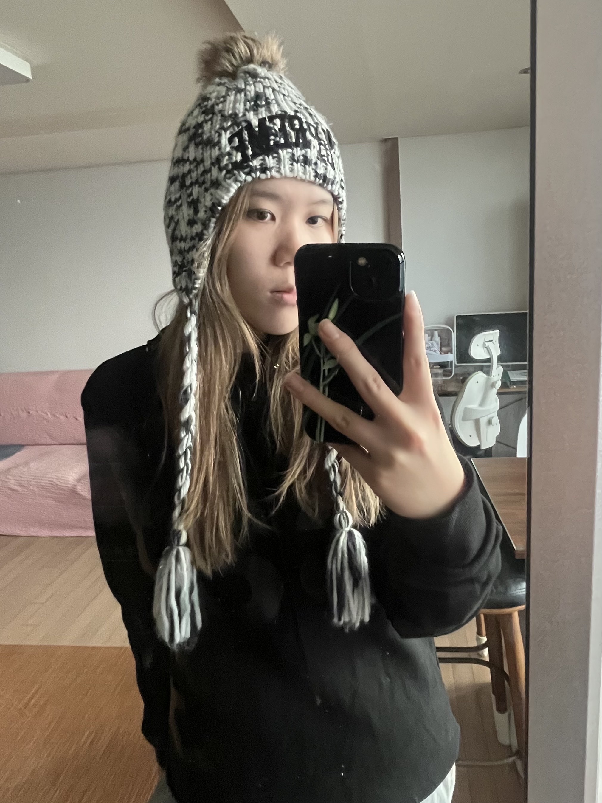 [KREAM 단독] Safarispot Basic Safari Hoodie Black, Supreme New Era Toboggan Beanie Black - 22FW 착용 스타일 - 2