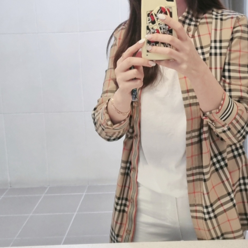 Thom Browne Cashmere 4-Bar Cardigan Navy, Burberry Check Cotton Poplin Shirt Archive Beige 착용 스타일 - 2