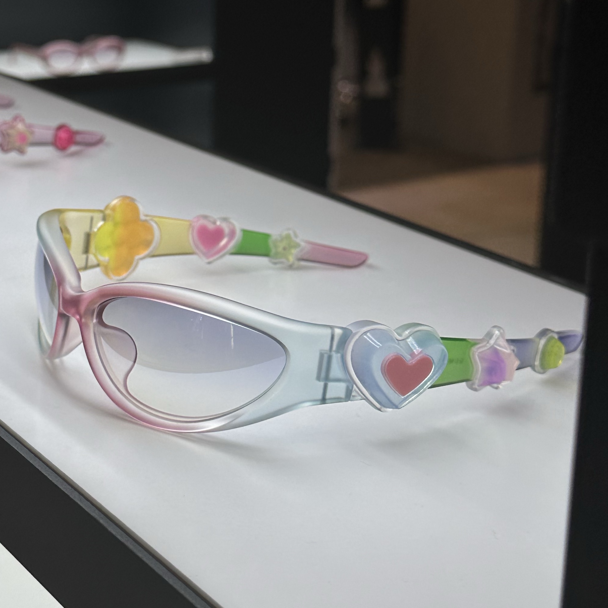 Gentle Monster Gummy MG1 Multicolor 착용 스타일