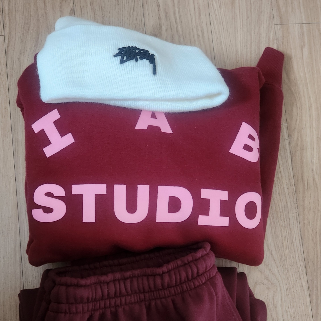 Nike x Stussy NRG Cuffed Beanie Summit White, IAB Studio Hoodie Raspberry 착용 스타일