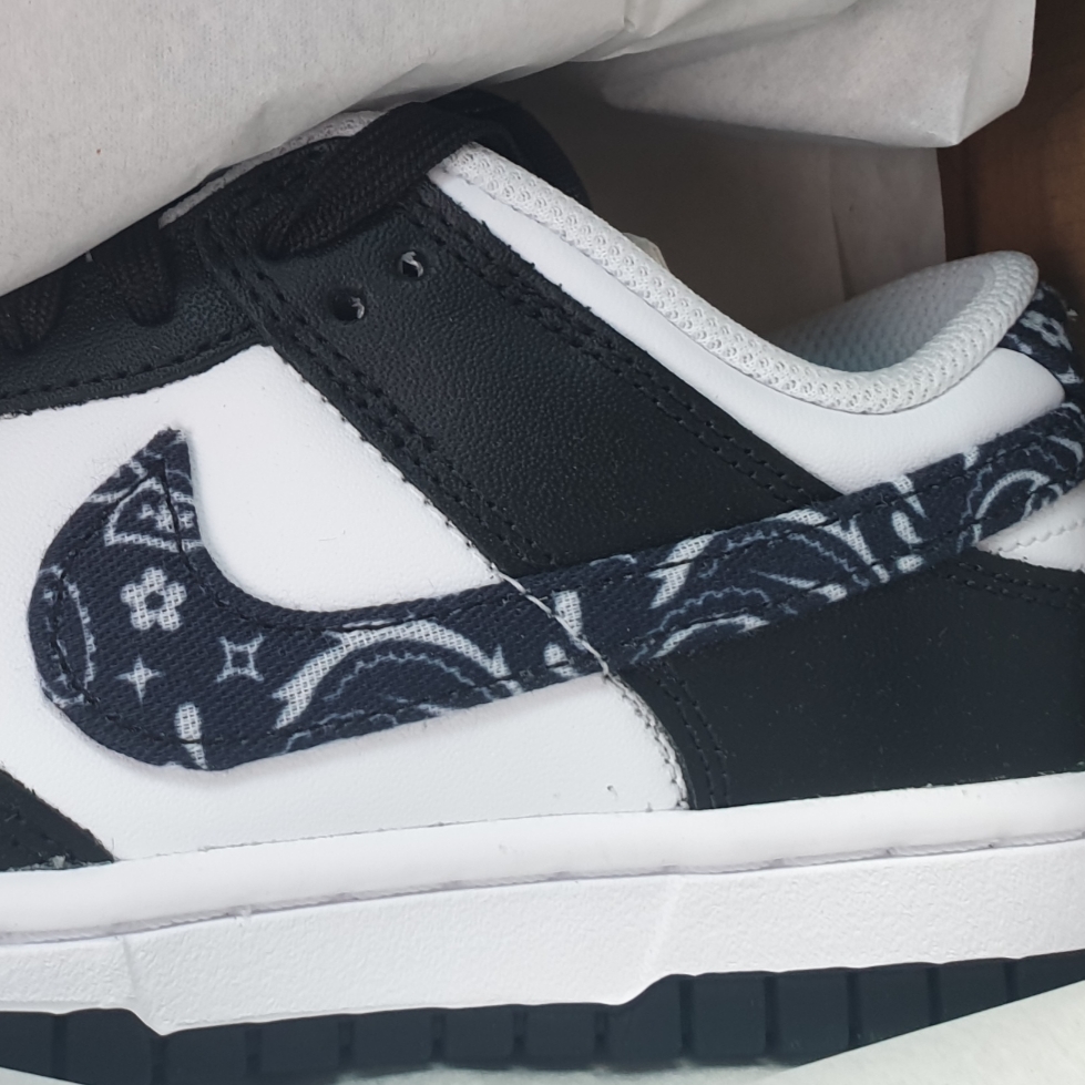 (W) Nike Dunk Low Essential Black Paisley 착용 스타일
