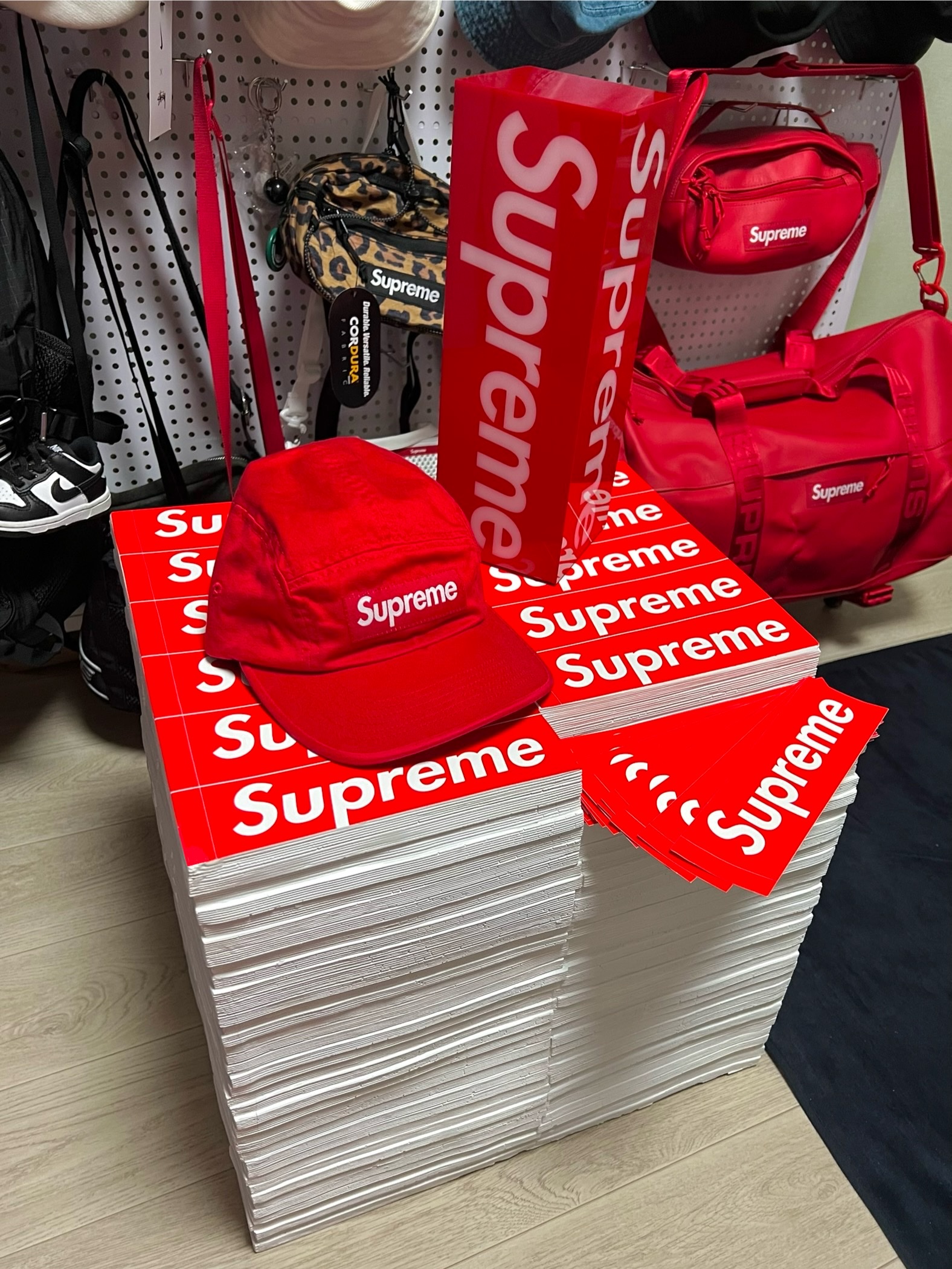 Supreme Box Logo Lamp Red (Korean Ver.) - 23FW, Supreme Leather Duffle Bag Red - 23FW 착용 스타일 - 1