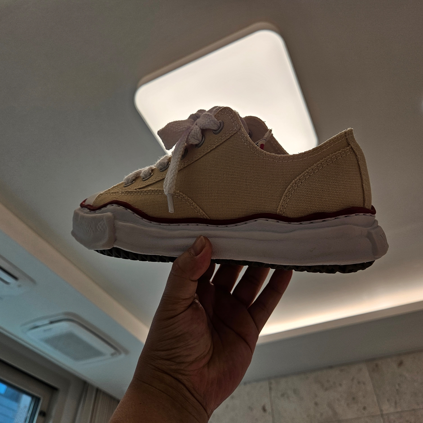 Maison Mihara Yasuhiro Peterson OG Sole Canvas Low-top Sneakers Natural 착용 스타일