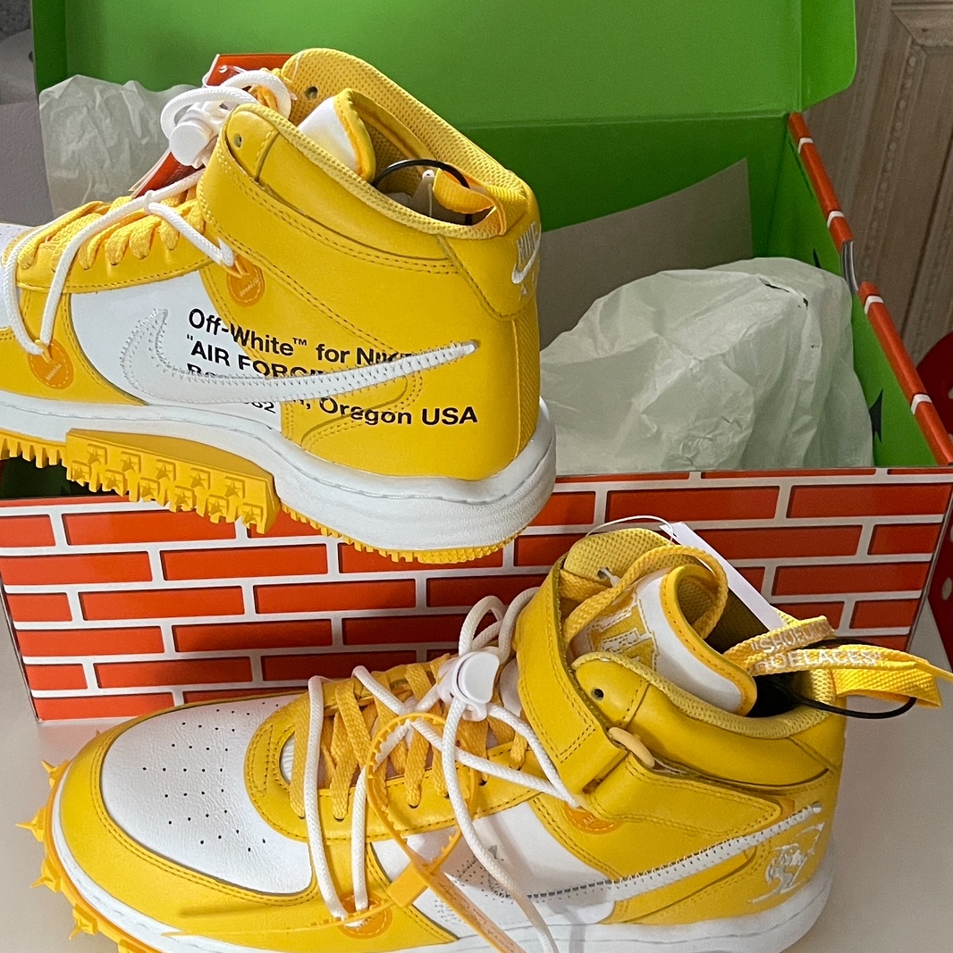 Nike x Off-White Air Force 1 Mid SP Leather Varsity Maize 착용 스타일