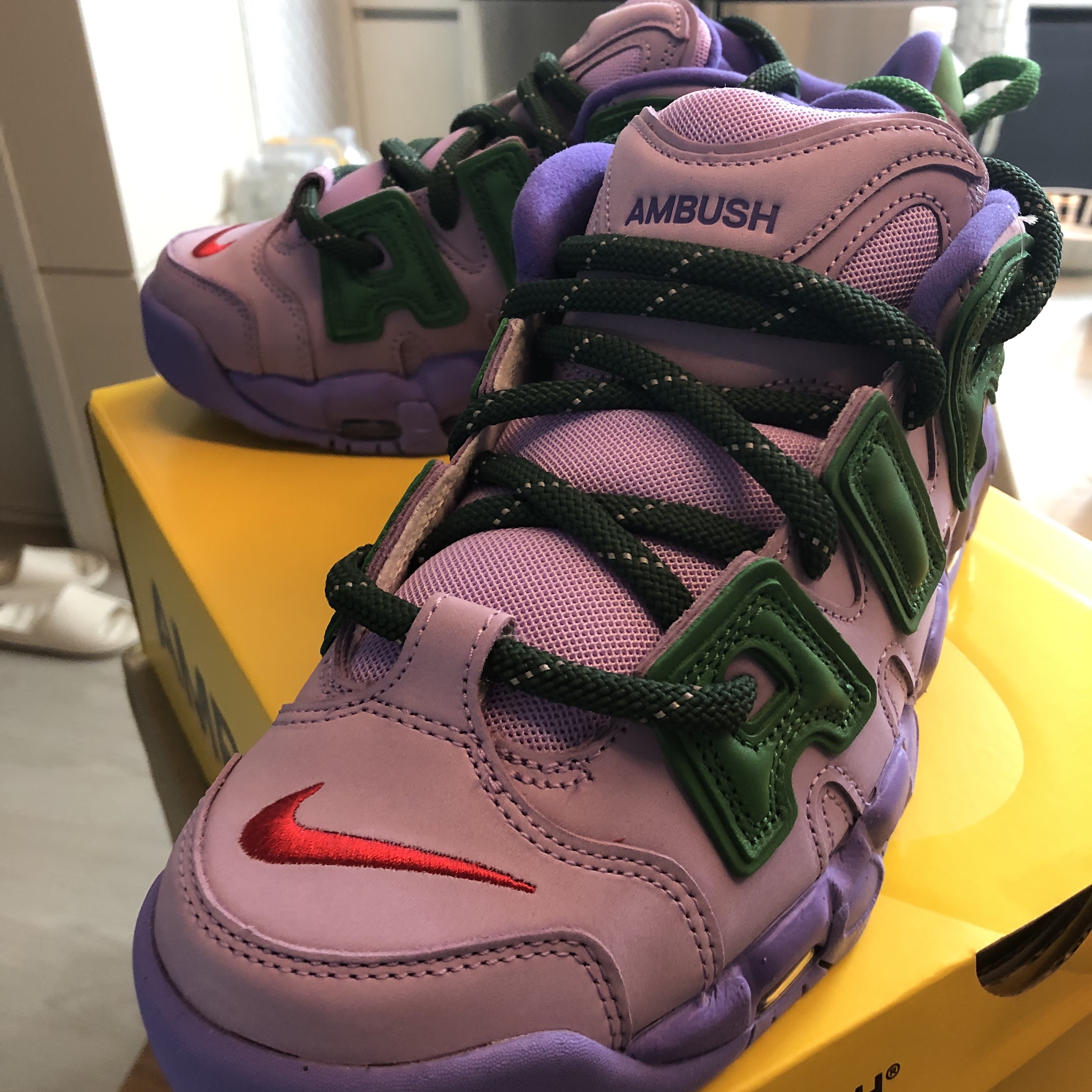Nike x Ambush Air More Uptempo Low Lilac and Apple Green 착용 스타일 - 1