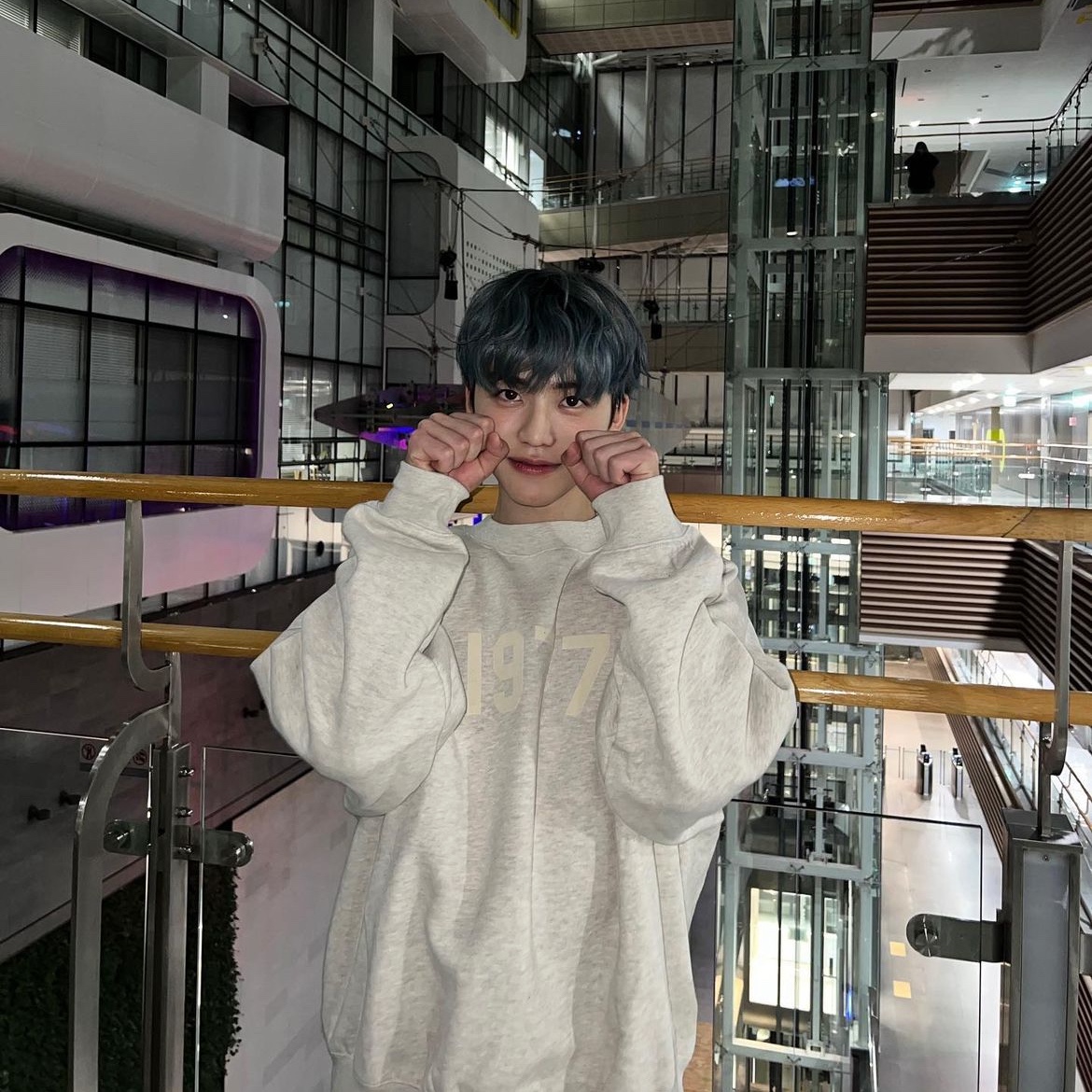 Essentials 1977 Crewneck Sweatshirt Light Oatmeal - 22SS 착용 스타일 - 1