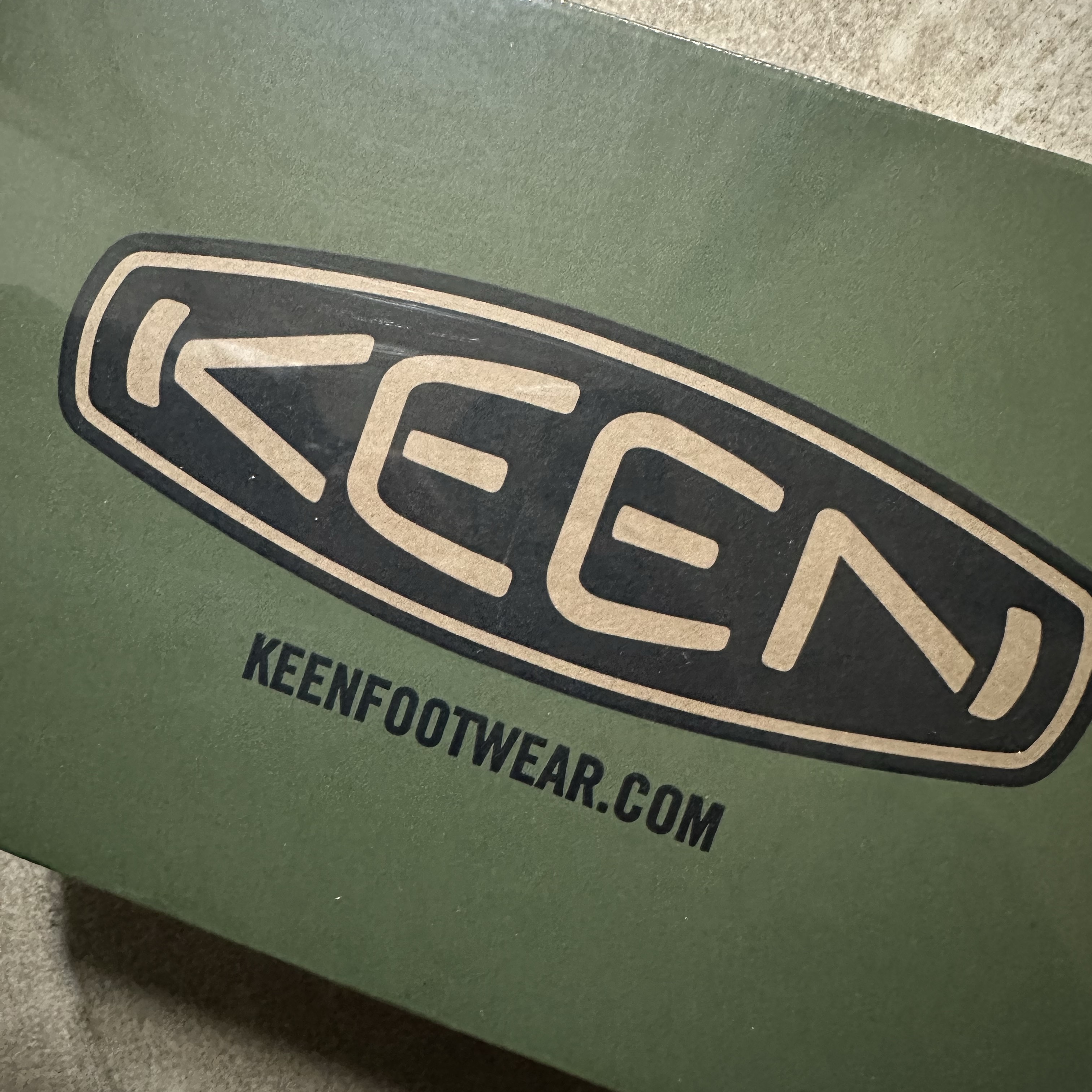 (W) Keen Jasper Suede Sneakers Silver Mink 착용 스타일 - 3