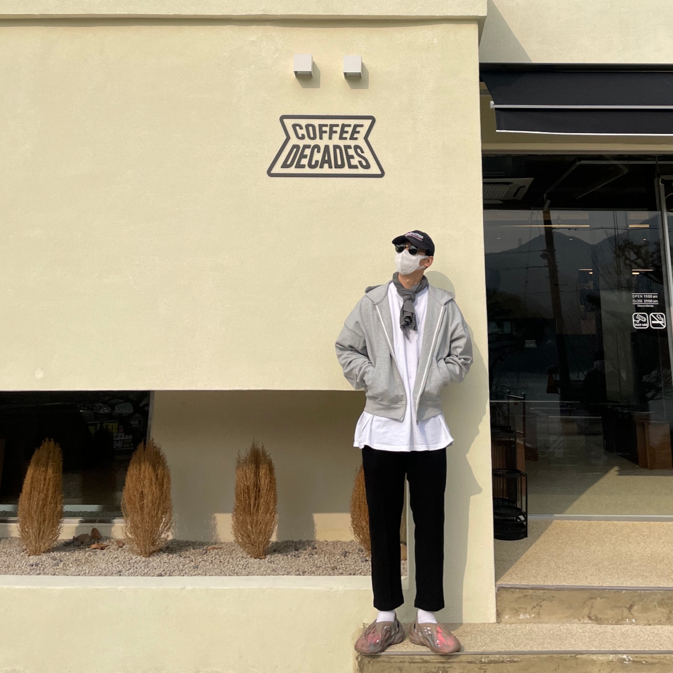 Adidas Yeezy Foam RNNR MX Sand Grey 착용 스타일
