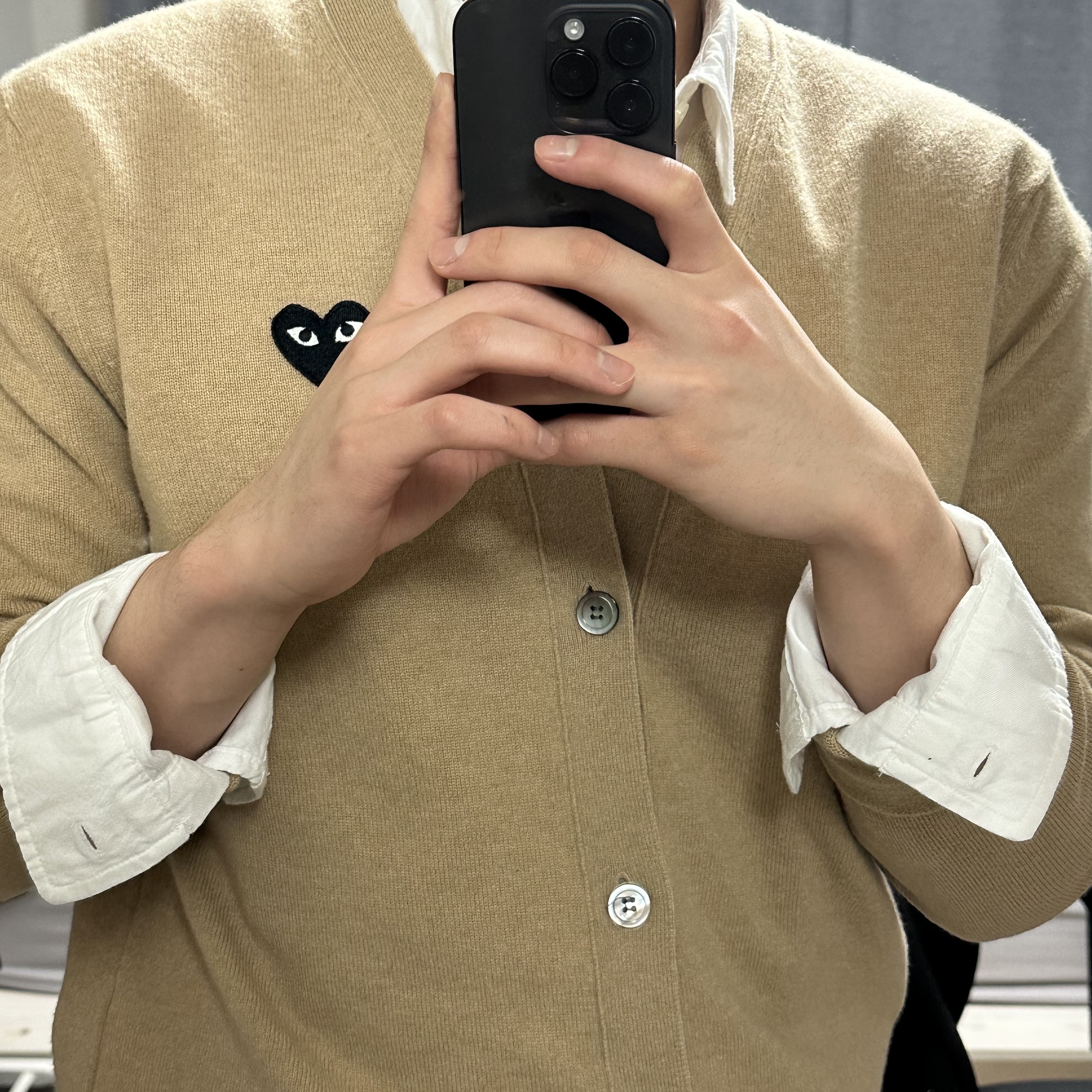 Play Comme des Garcons Black Heart Knit Cardigan Beige 착용 스타일