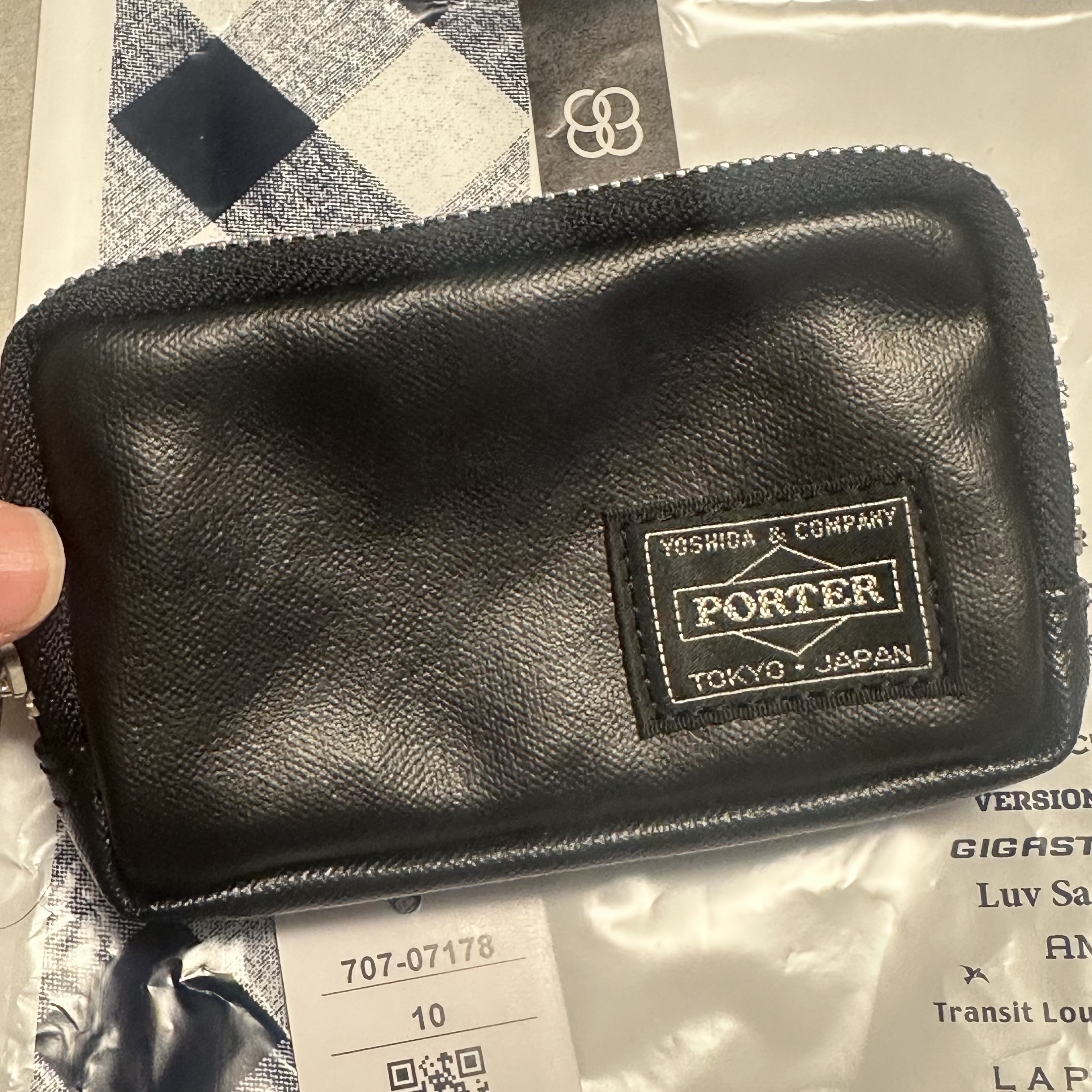 Porter Freestyle Multi Coin Case Black 착용 스타일