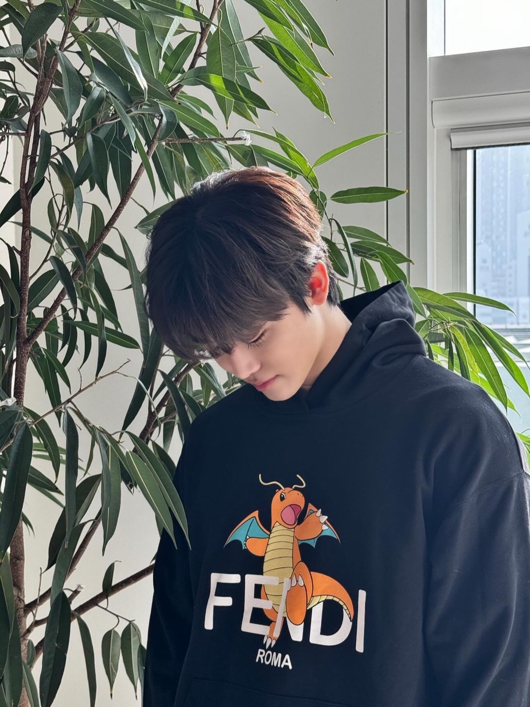 Fendi x Fragment x Pokemon Sweatshirt Black 착용 스타일 - 4