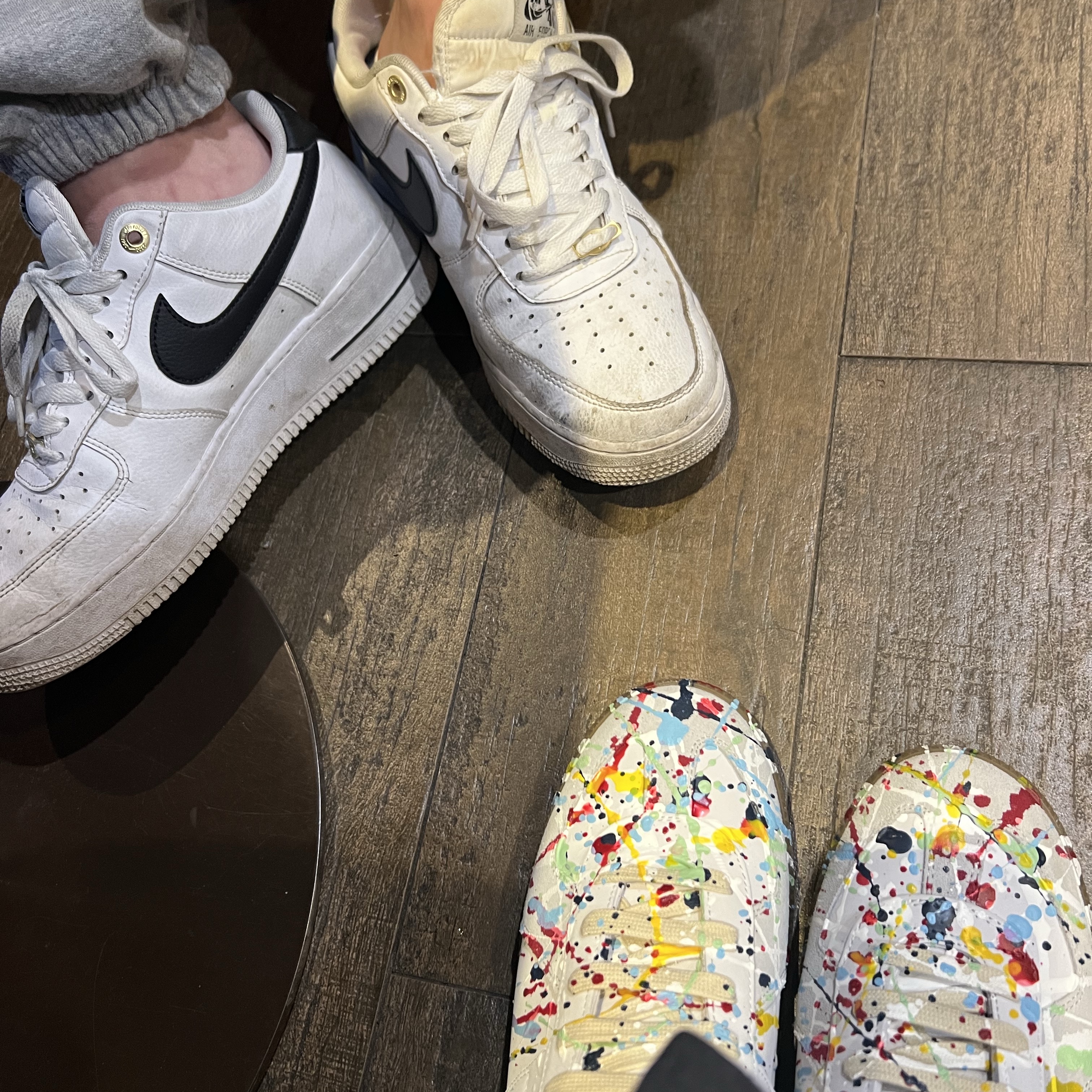 Maison Margiela Replica Paint Drop Sneakers, Nike Air Force 1 '07 LV8 40th Anniversary Join Forces White Black 착용 스타일