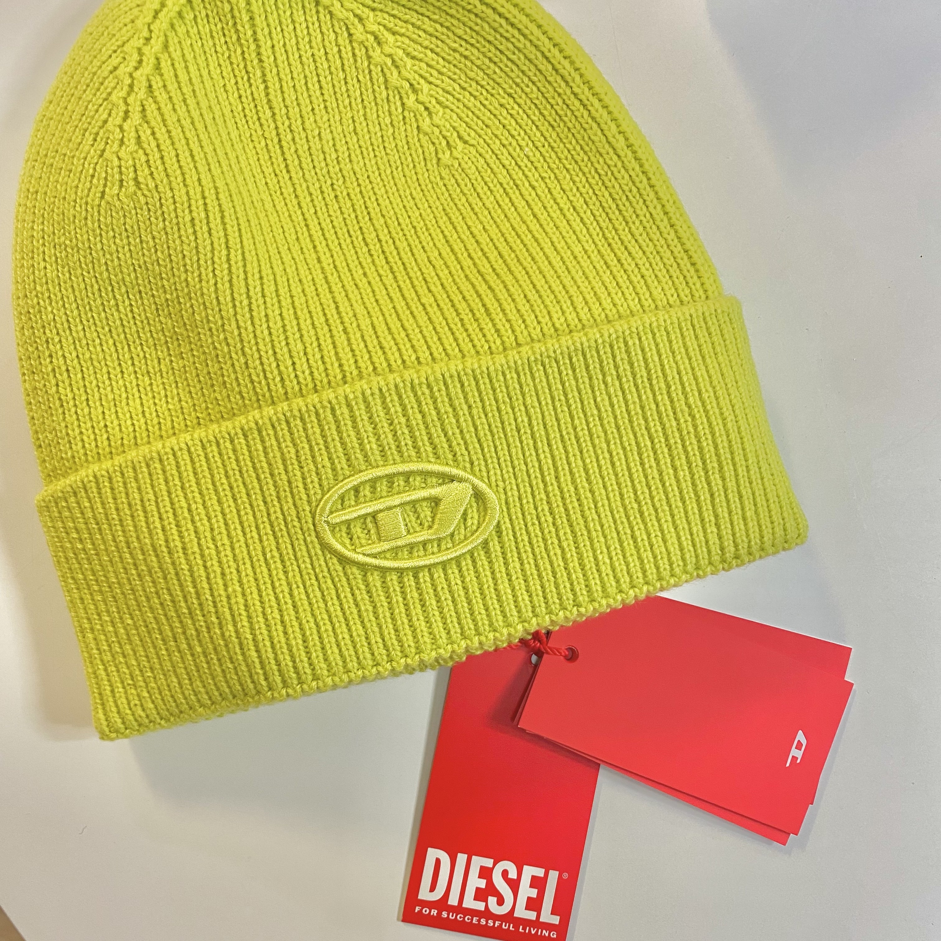 Diesel K-Coder-Fully B Ribbed Beanie with D Embroidery Neon Green 착용 스타일