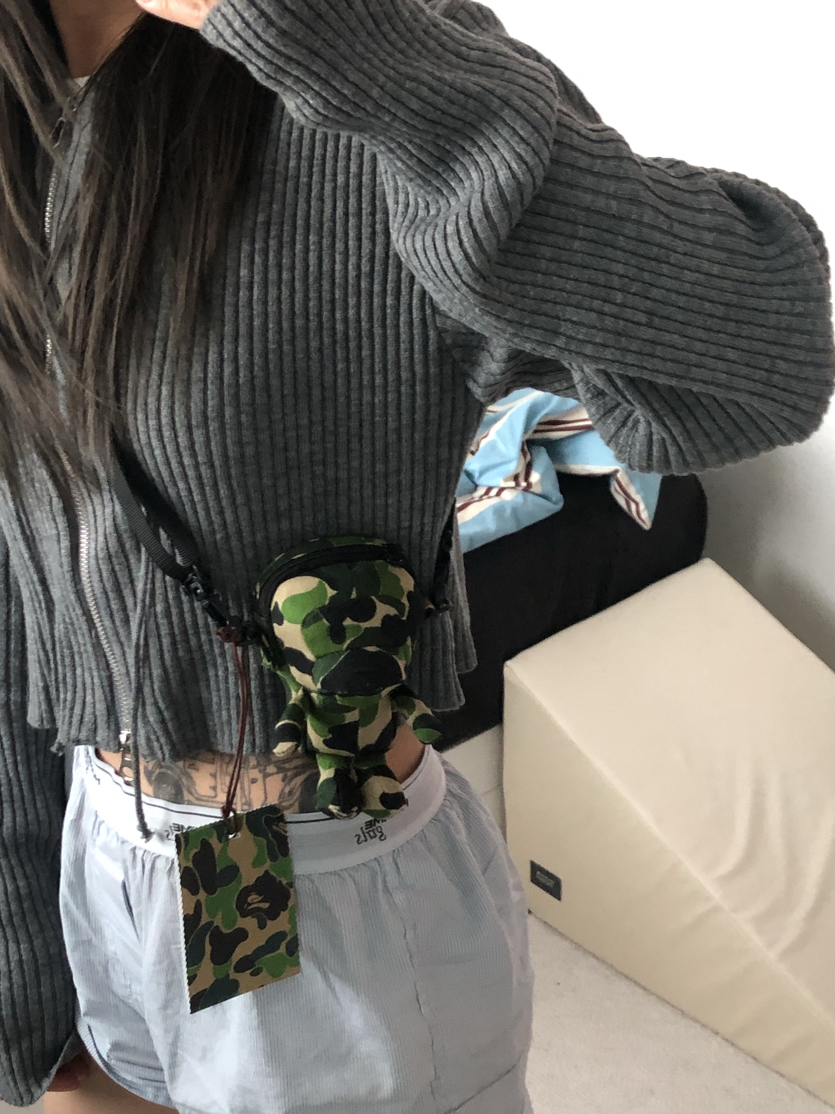 BAPE Baby Milo Mini Shoulder Bag Black 착용 스타일 - 2