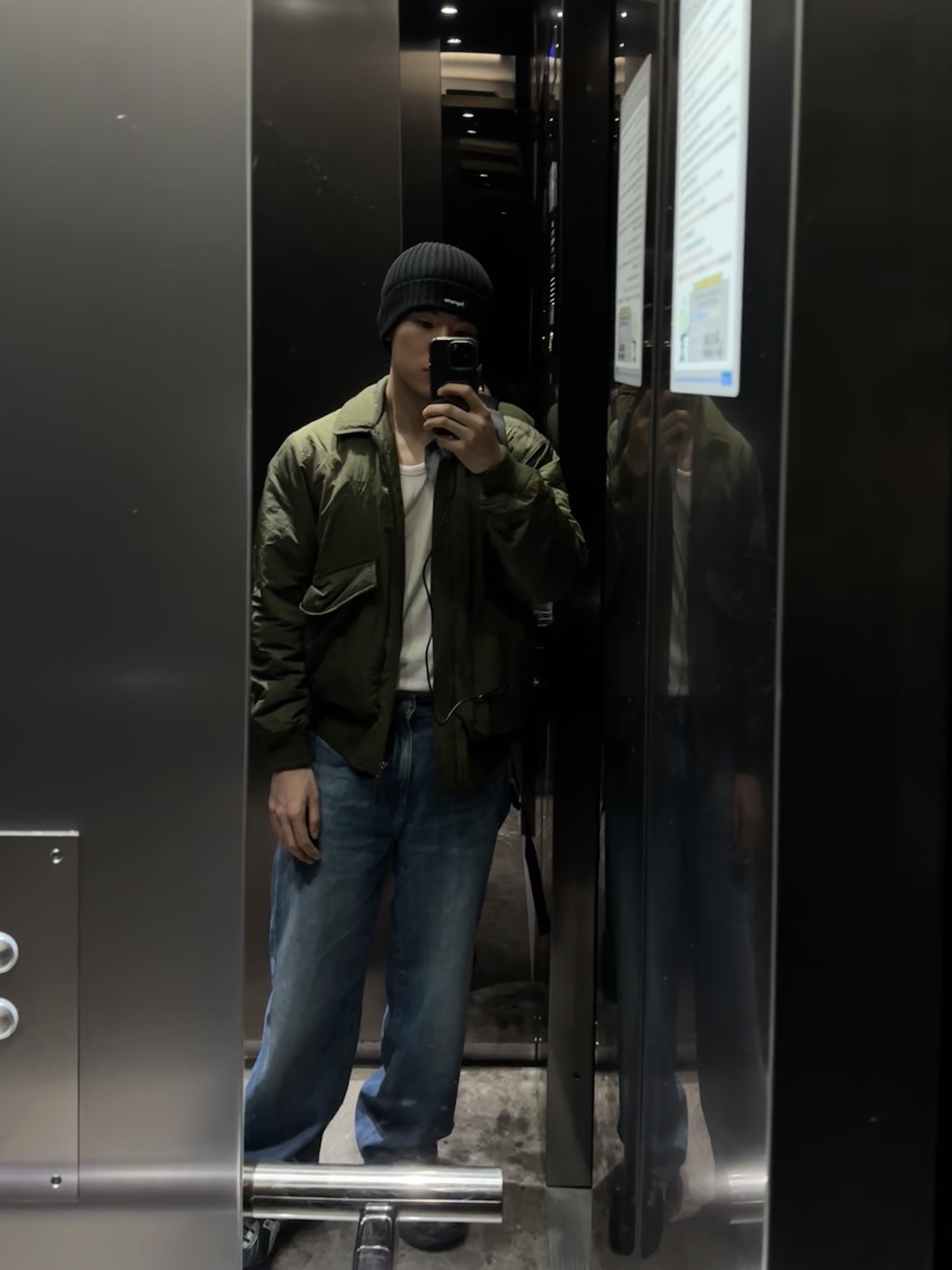 Supreme Overdyed Beanie Black, Uniqlo x JW Anderson Wide Fit Jeans Blue 착용 스타일 - 2