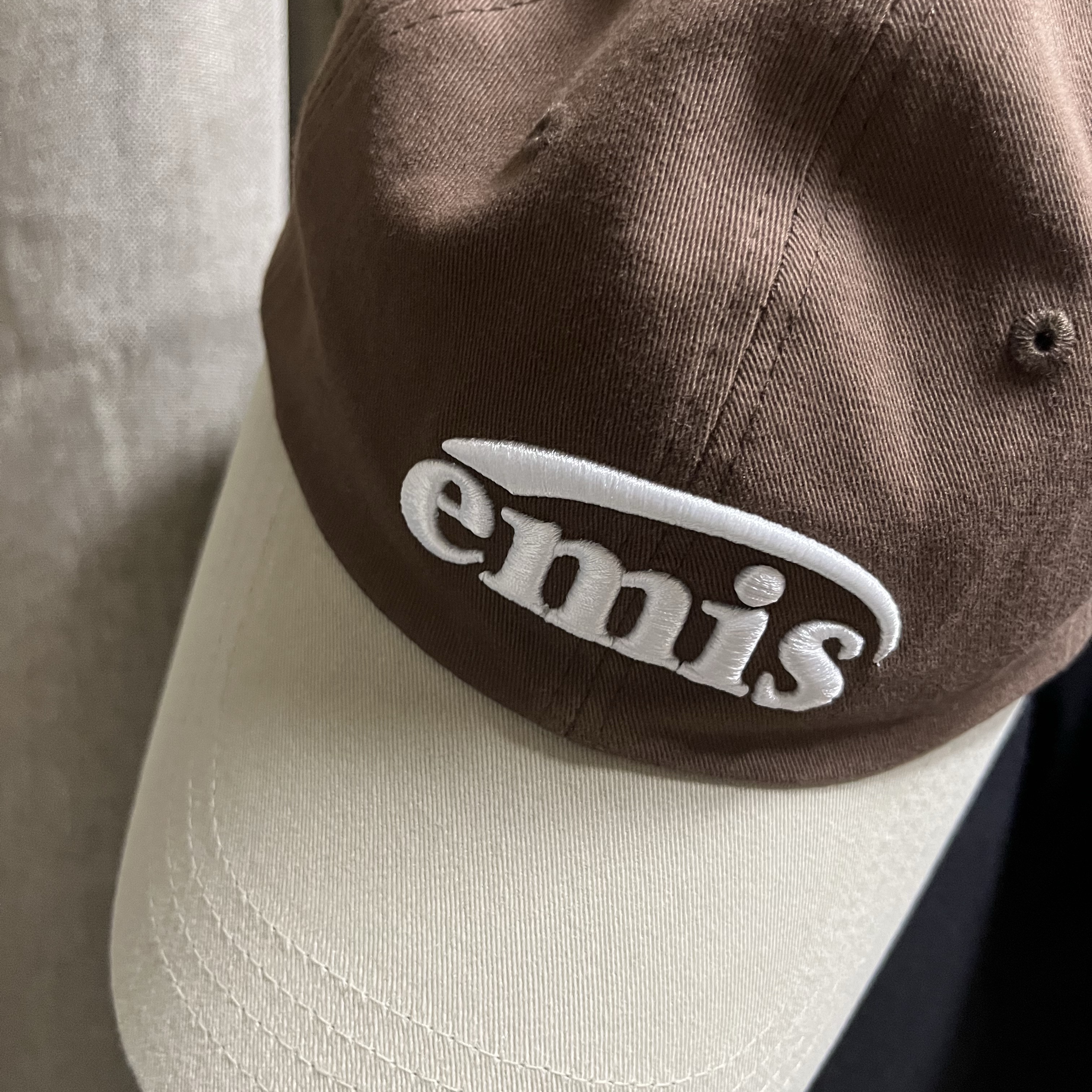 Emis New Logo Mix Ball Cap Beige Brown 착용 스타일