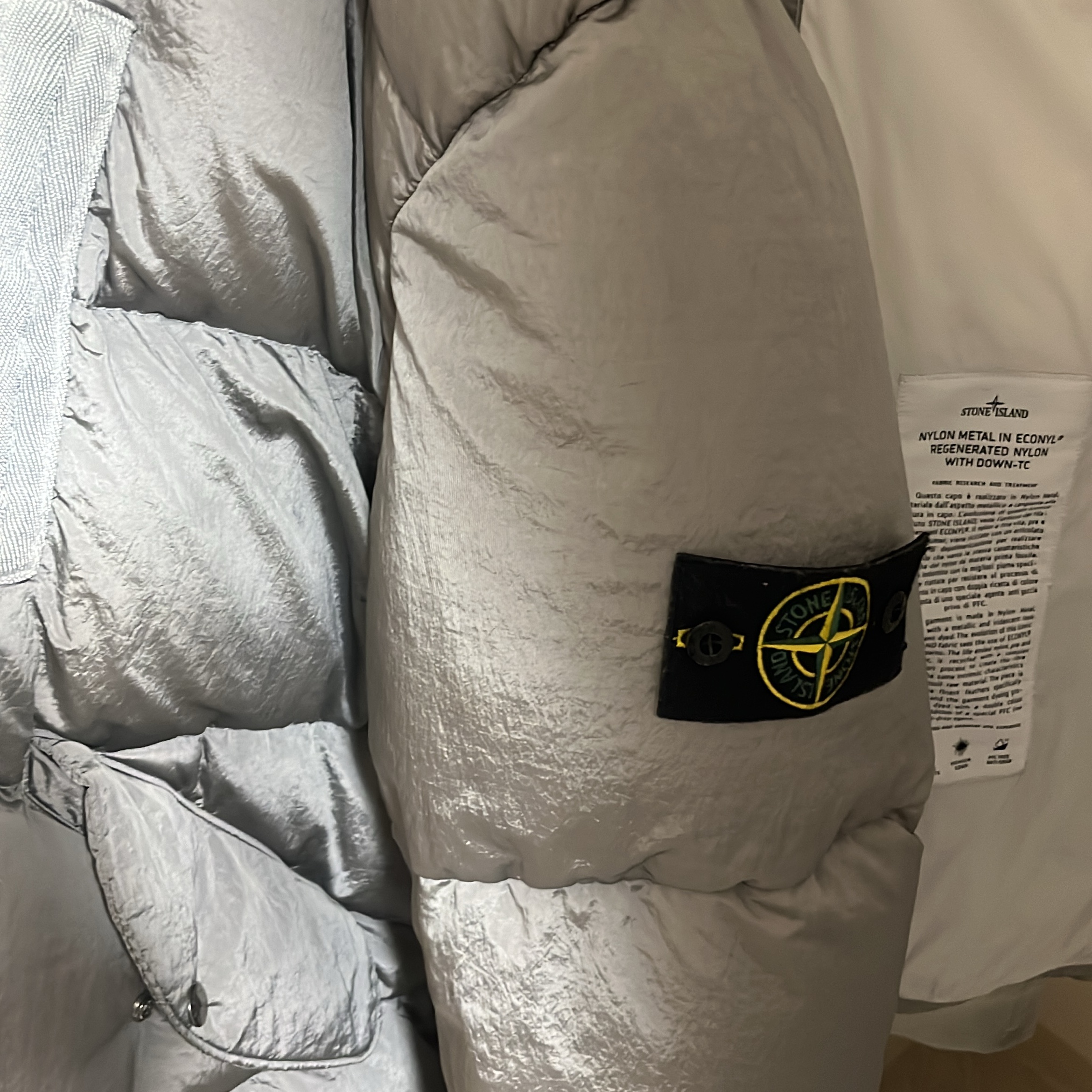 Stone Island 43619 Nylon Metal Econyl Regenerated Nylon Down Jacket Light Grey - 22FW 착용 스타일