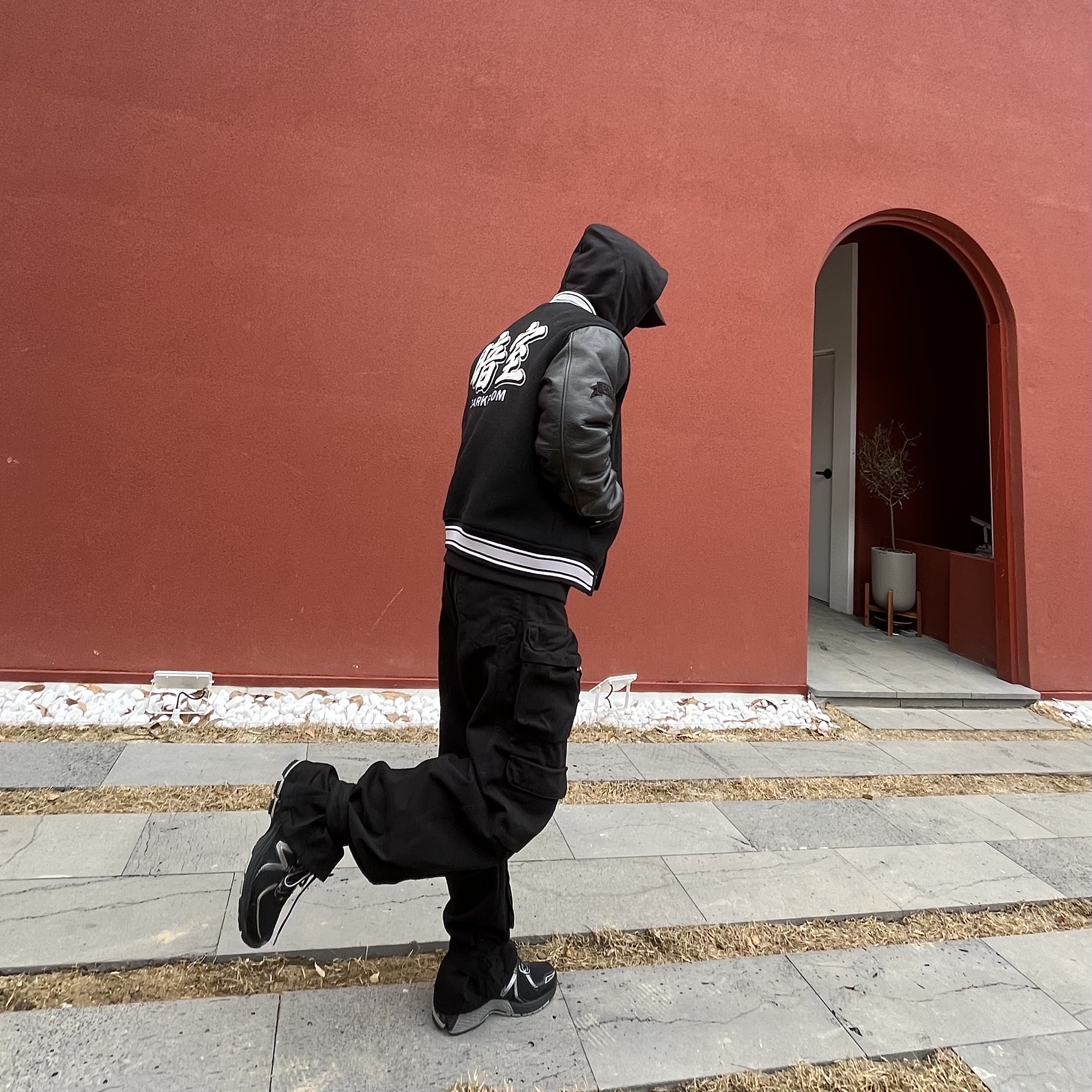 ETCE Fadeout Cap Black, Darkr8m Studio Basic Logo Varsity Jacket 착용 스타일 - 2